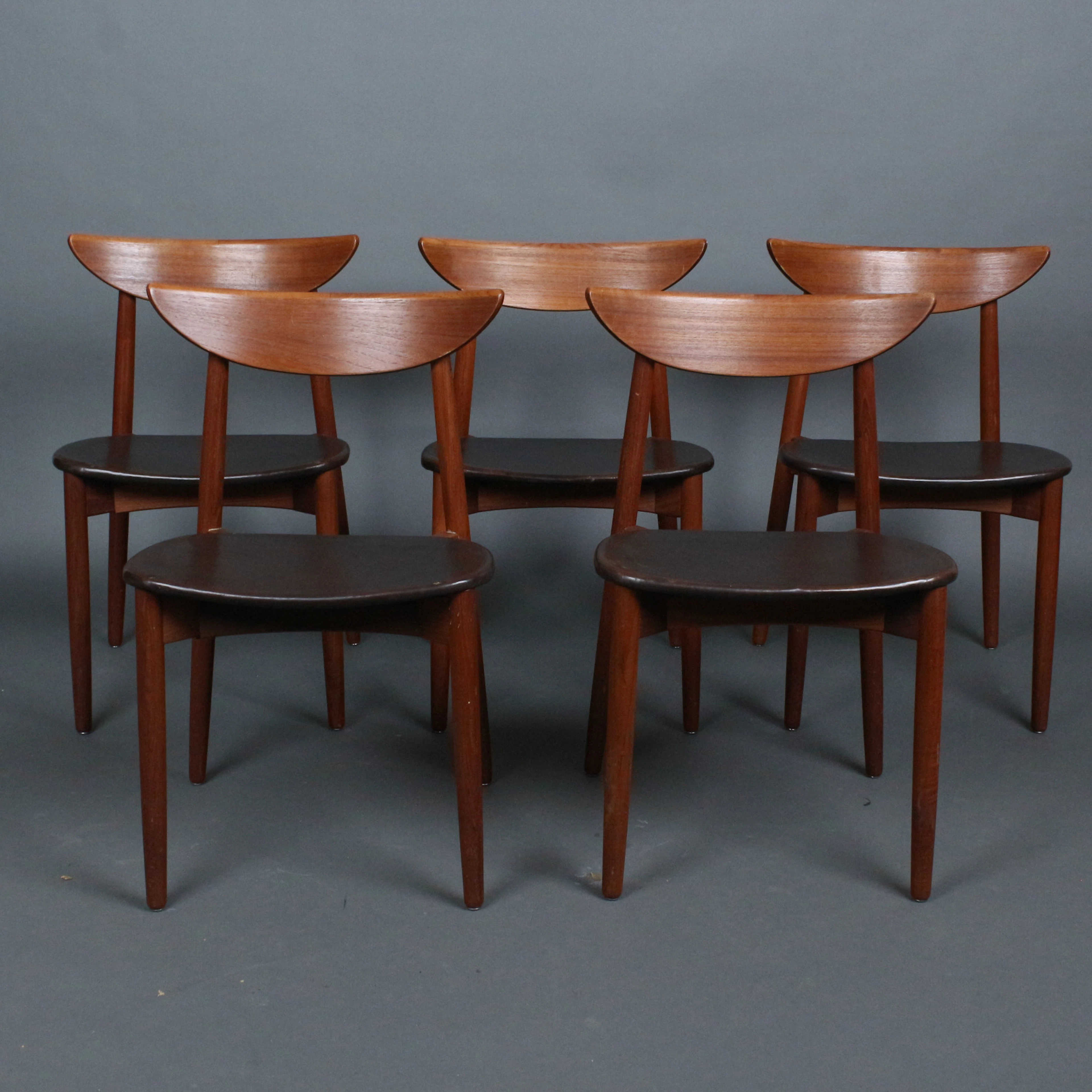 HARRY ØSTERGAARD. für Randers Møbelfabrik. Fünf Stühle/Esszimmerstühle