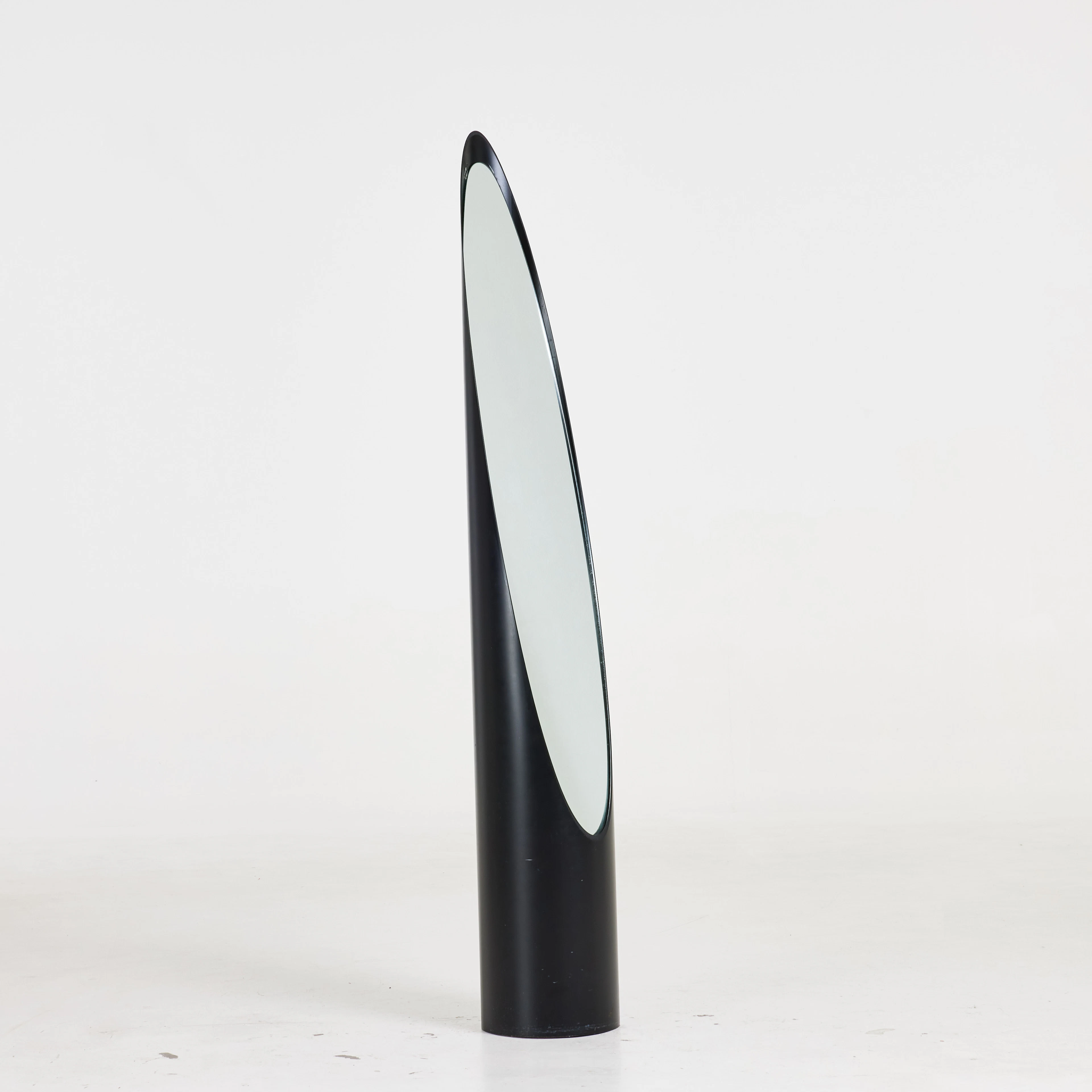 RODOLFO BONETTO. Golvspegel, "Unghia", stomme av PVC-plast, Italien, 1970-tal.