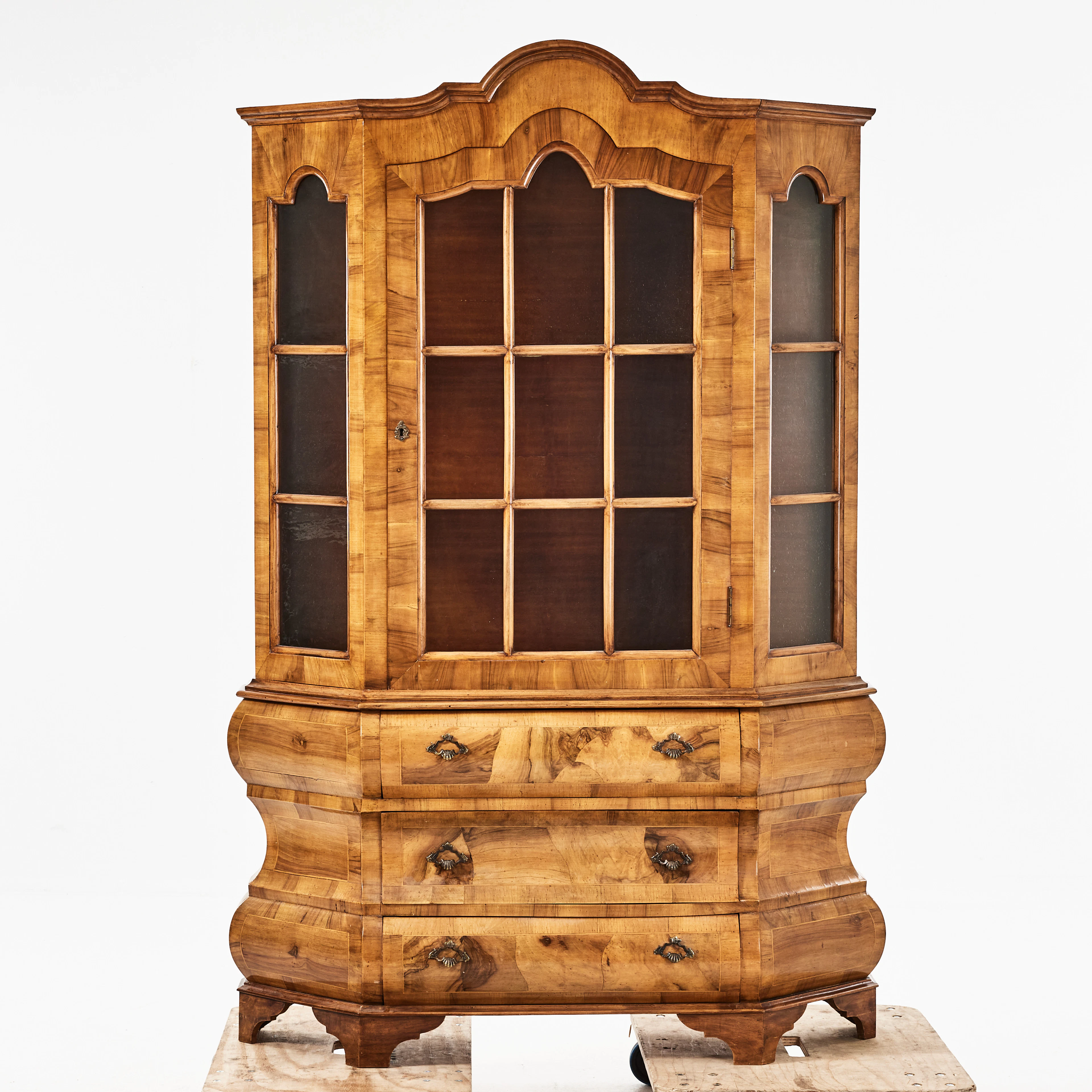 VITIRNSKÅP, 1900-talets första hälft, barockstil, 2 delat, fanerat