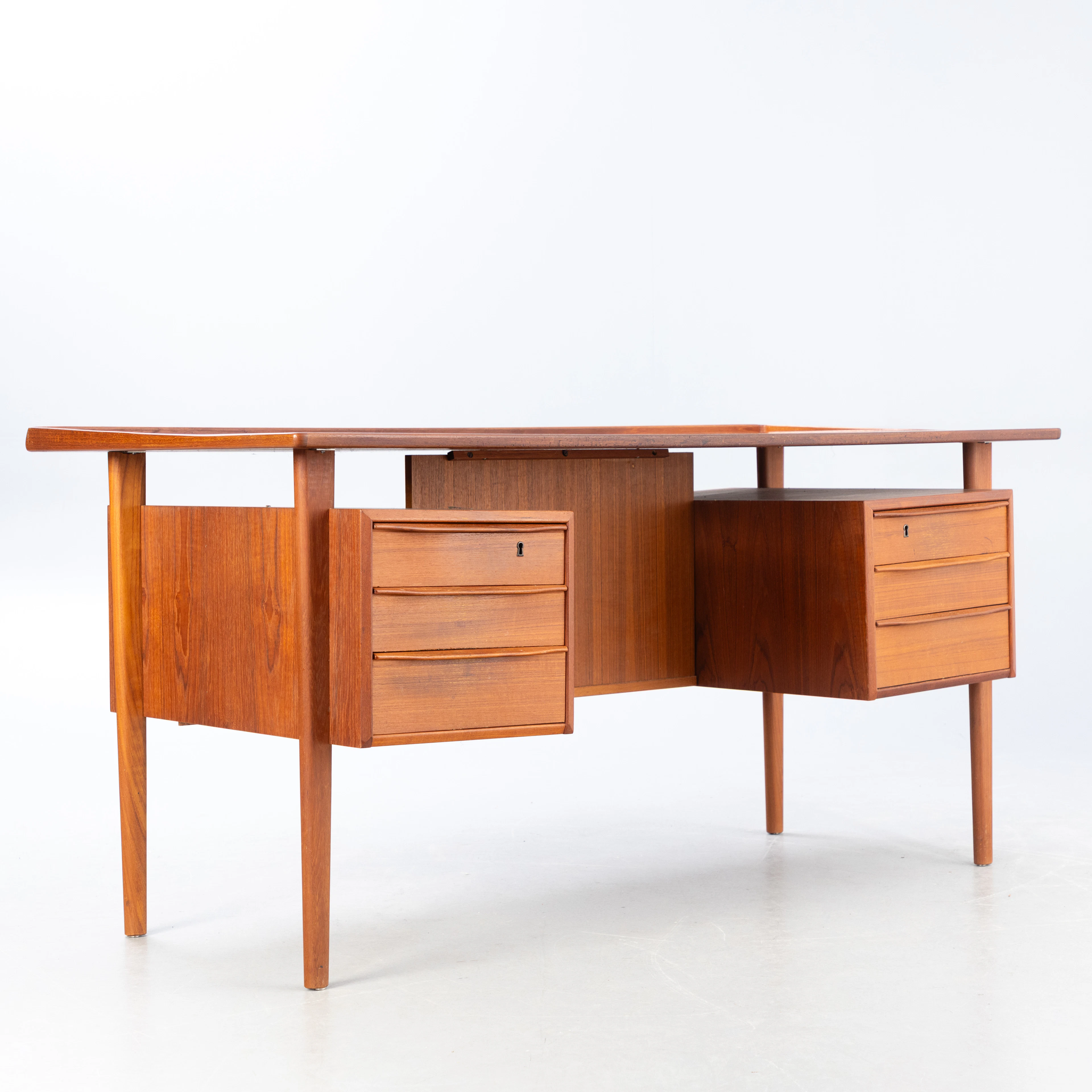 PETER LØVIG NIELSEN. Løvig, Schreibtisch, Teak, Dänemark.
