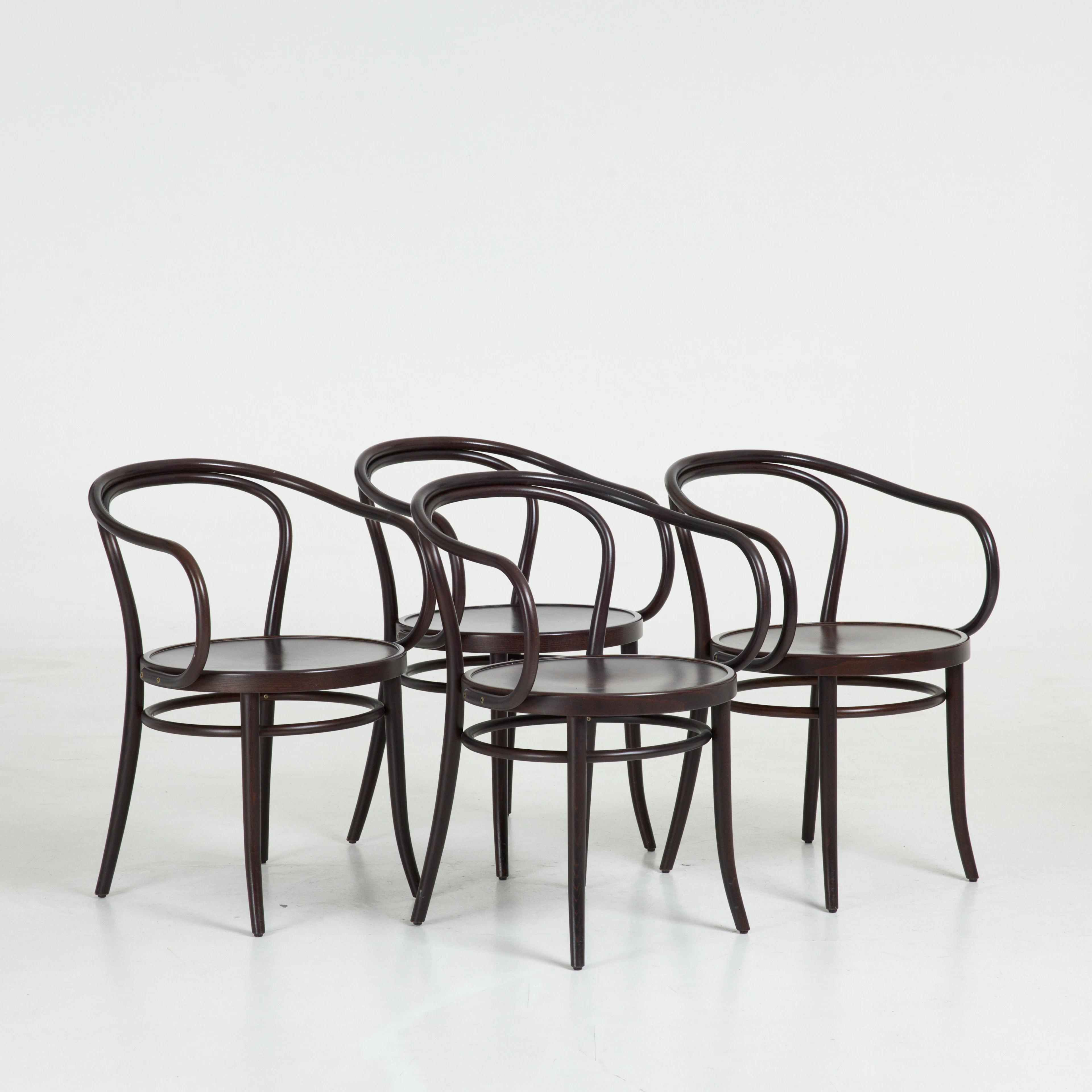MICHAEL THONET. Karmstolar, 4 st, "Ton 30", betsade stommar, etikettmärkta.