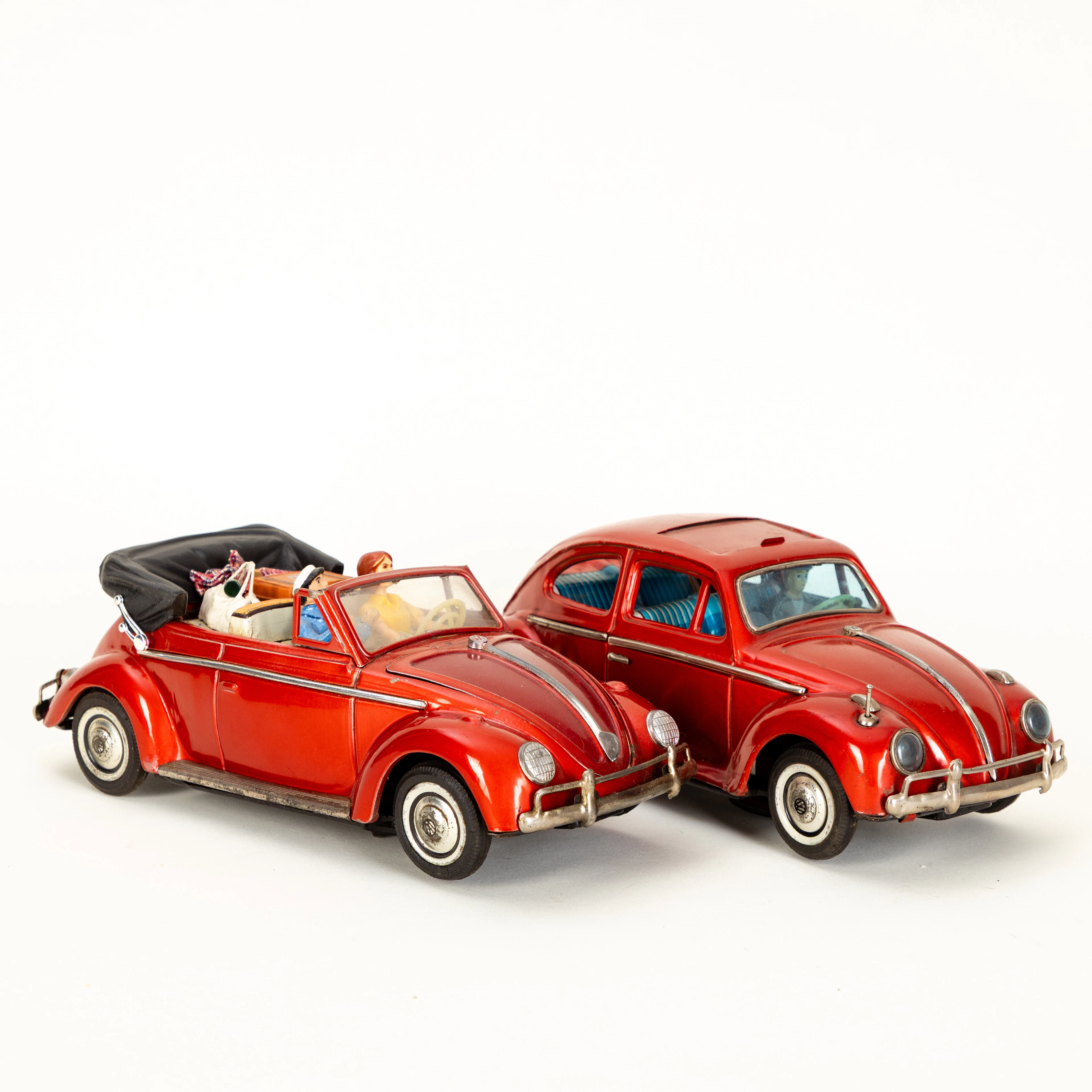 BANDAI, zwei VW in rot, Japan, 1950er Jahre (2).