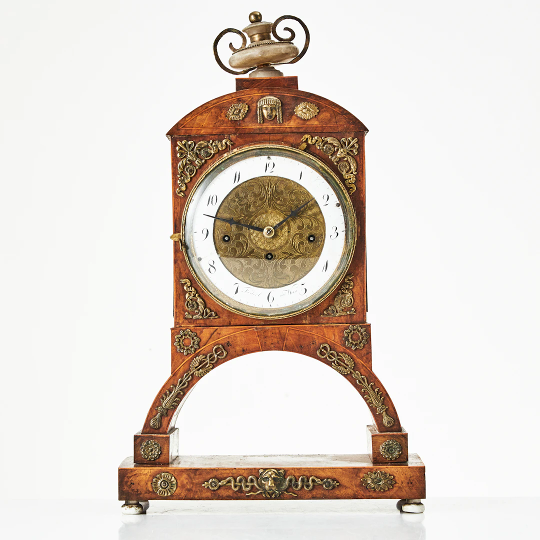 BORDSUR, empire, fodral i valnöt, egyptiserande dekor i mässing, 1800-talets