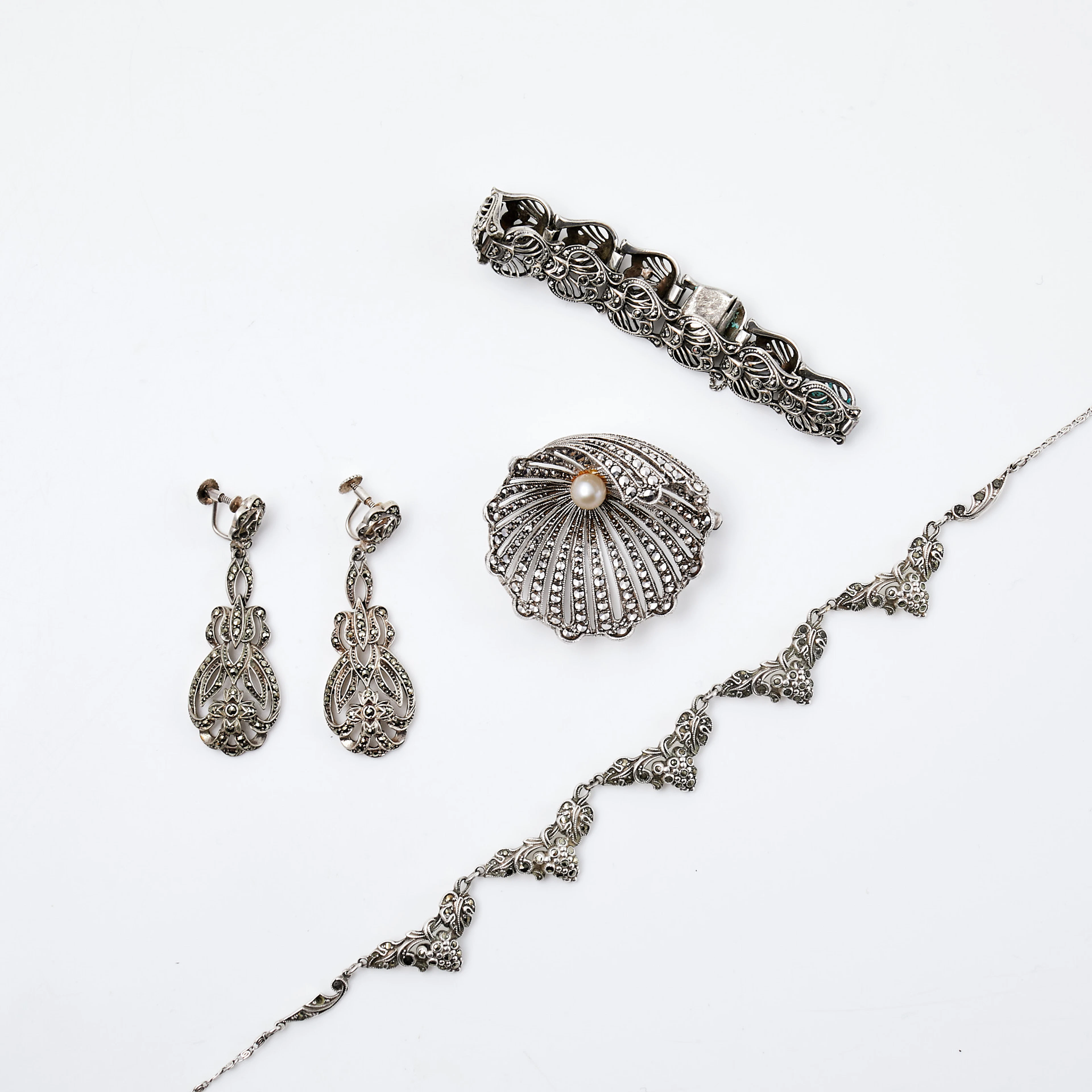 HALSBAND, ARMBAND, BROSCH, ÖRHÄNGEN, 1 par, silver, fasettslipade