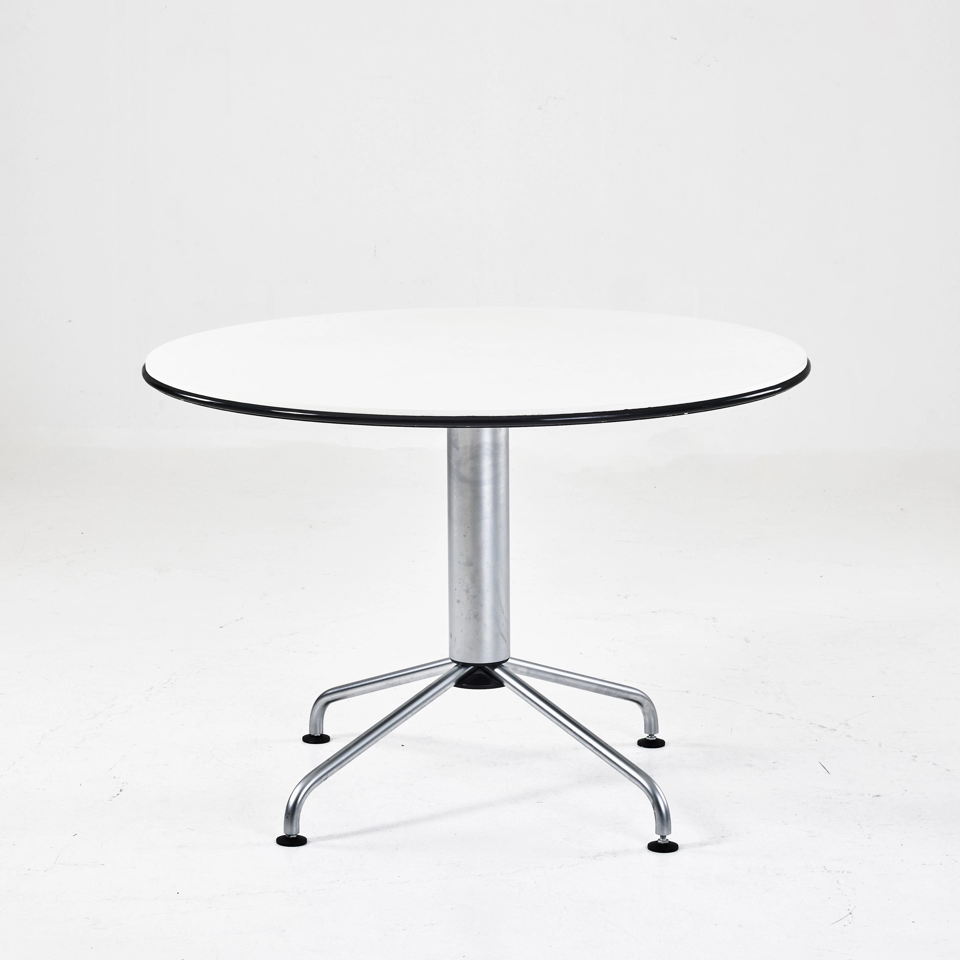 VICO MAGISTRETTI for Fritz Hansen, runt matbord, model VM162, 2000.