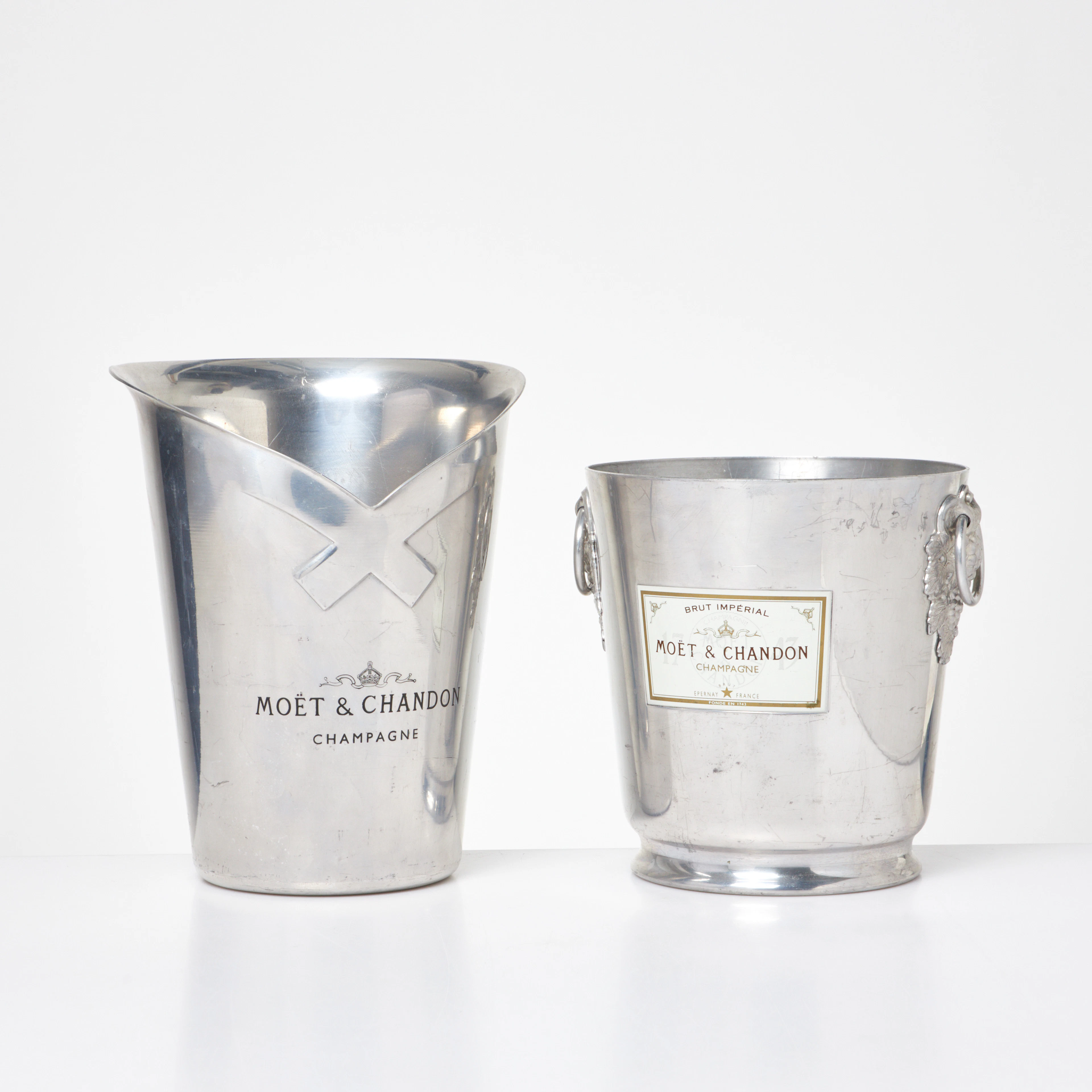 CHAMPAGNEKYLARE, 2 styck, "Moët & Chandon Champagne", vitmetall, 1900-talets