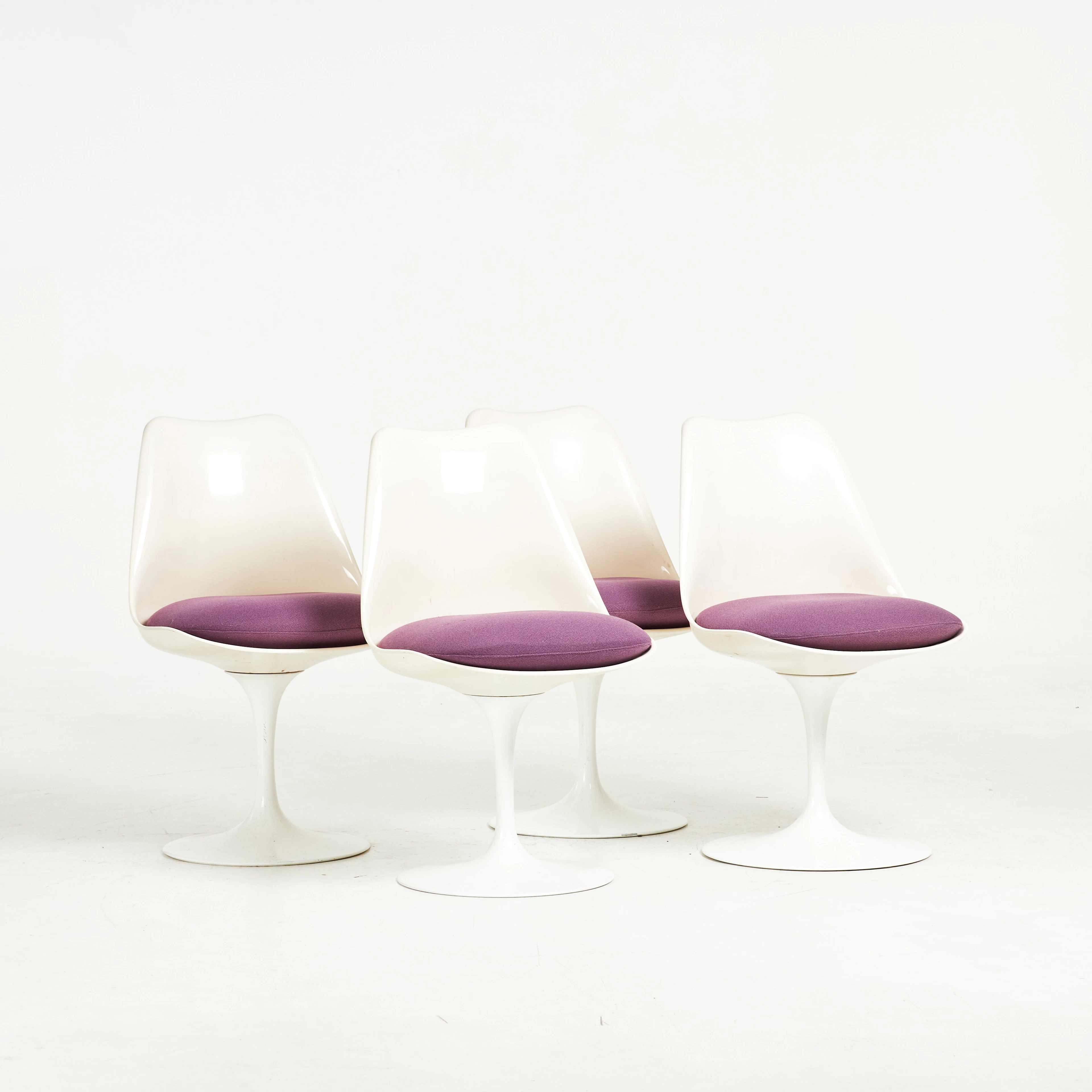 EERO SAARINEN. Stolar, 4 st, "Tulip", stomme i vitlackerad glasfiber