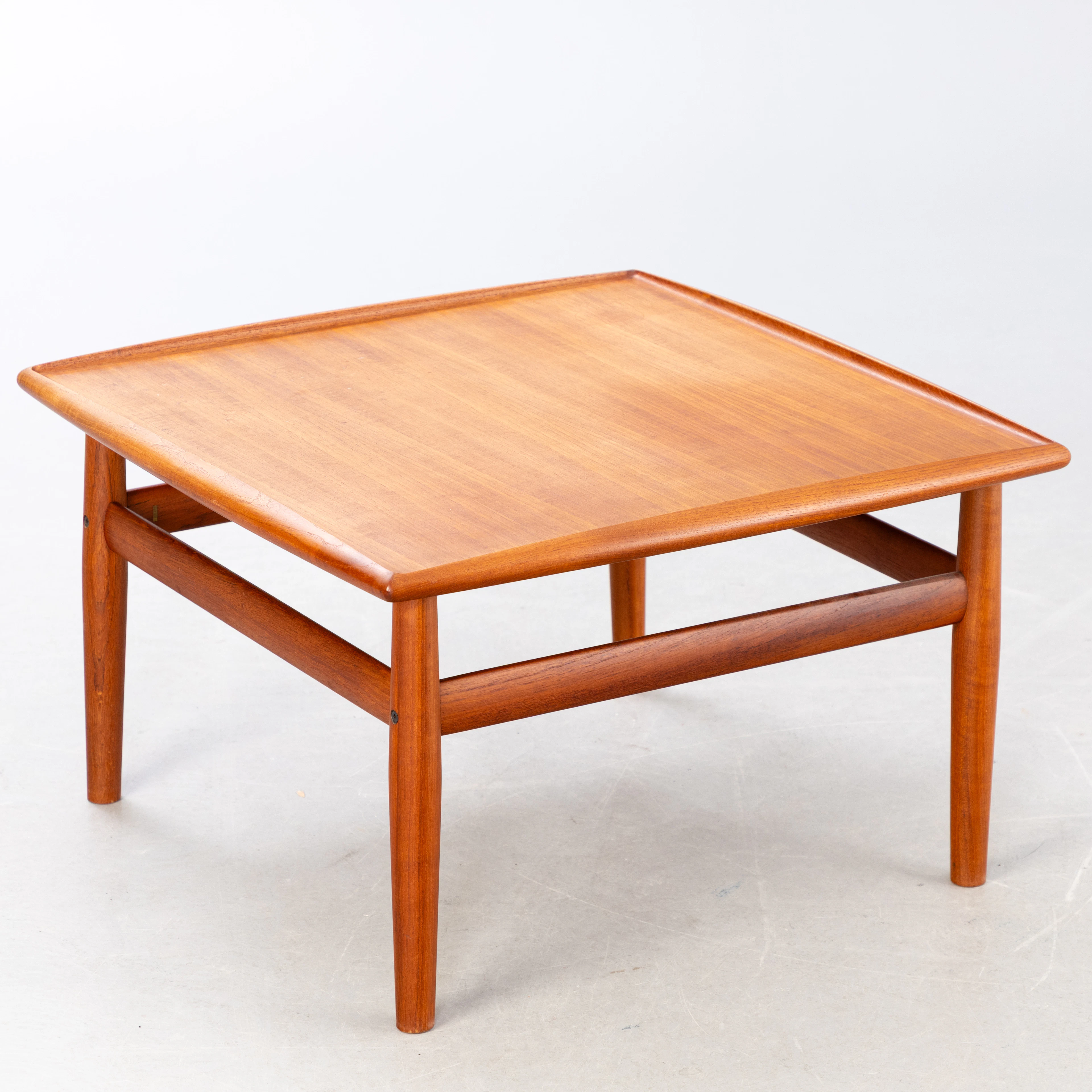 GRETE JALK. Glostrup Møbelfabrik, quadratischer Sofatisch / Beistelltisch