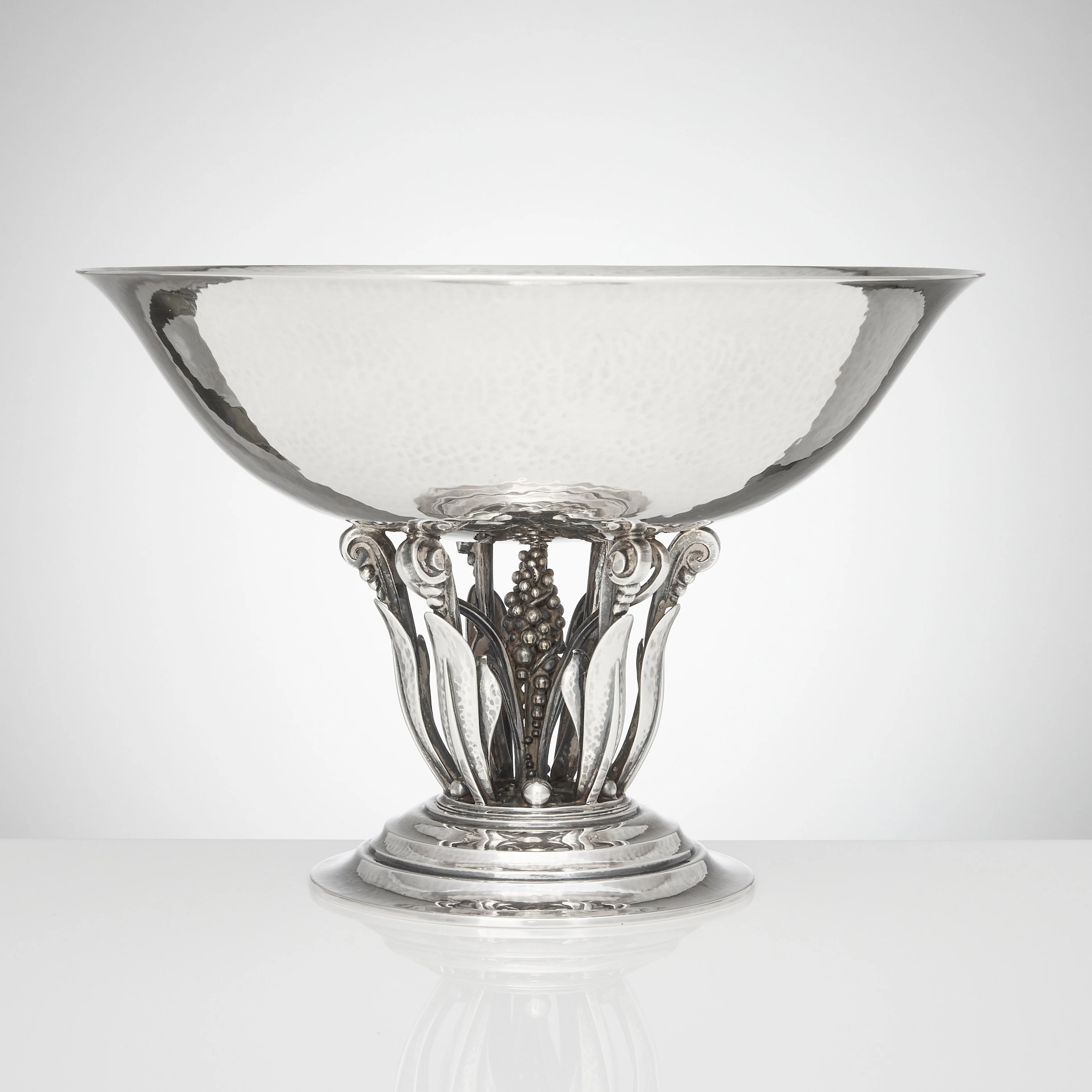 JOHAN ROHDE. Skål på fot, sterling silver, Georg Jensen, Danmark 1915-1927.