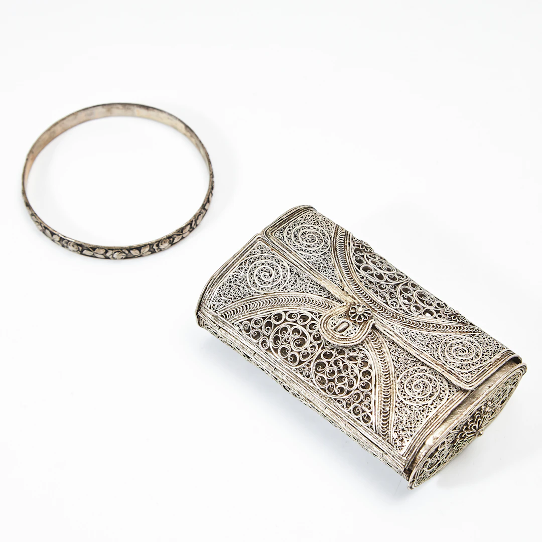 AFTONVÄSKA, möjligen underhaltigt silver, filigranarbete, omkring 1900.