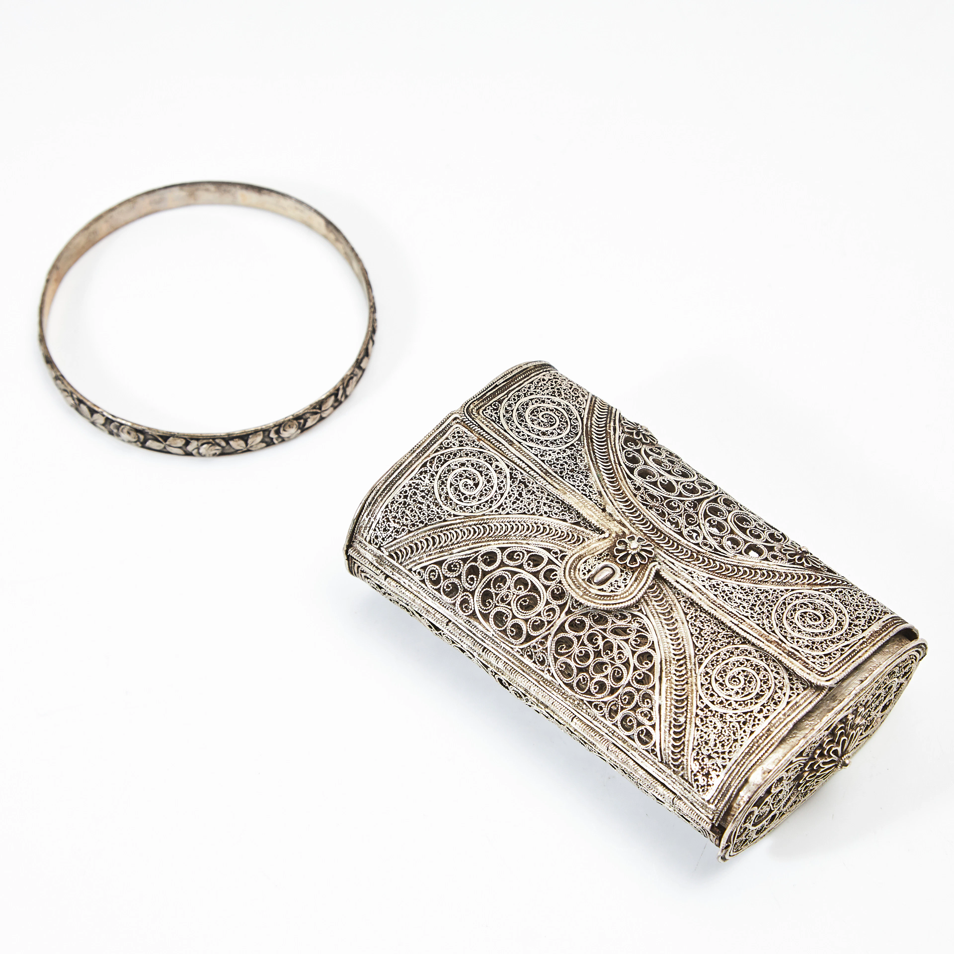 AFTONVÄSKA, möjligen underhaltigt silver, filigranarbete, omkring 1900.