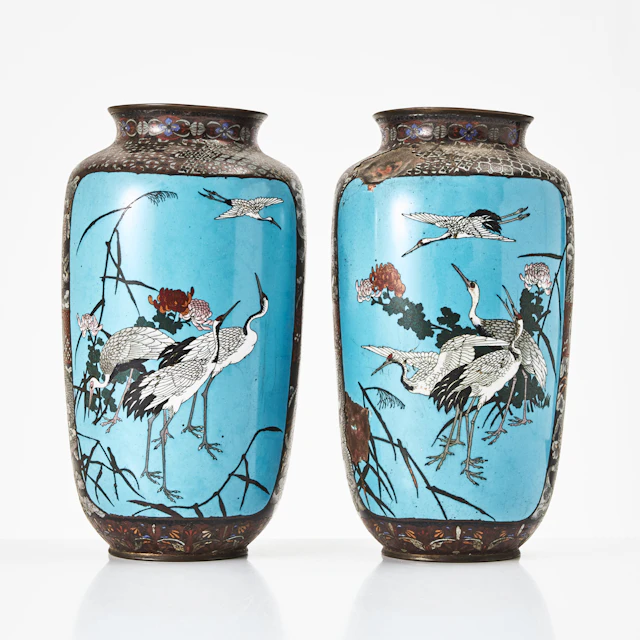 VASER, ett par, cloisonné, Japan, Meiji (1868-1912), dekor av reserver