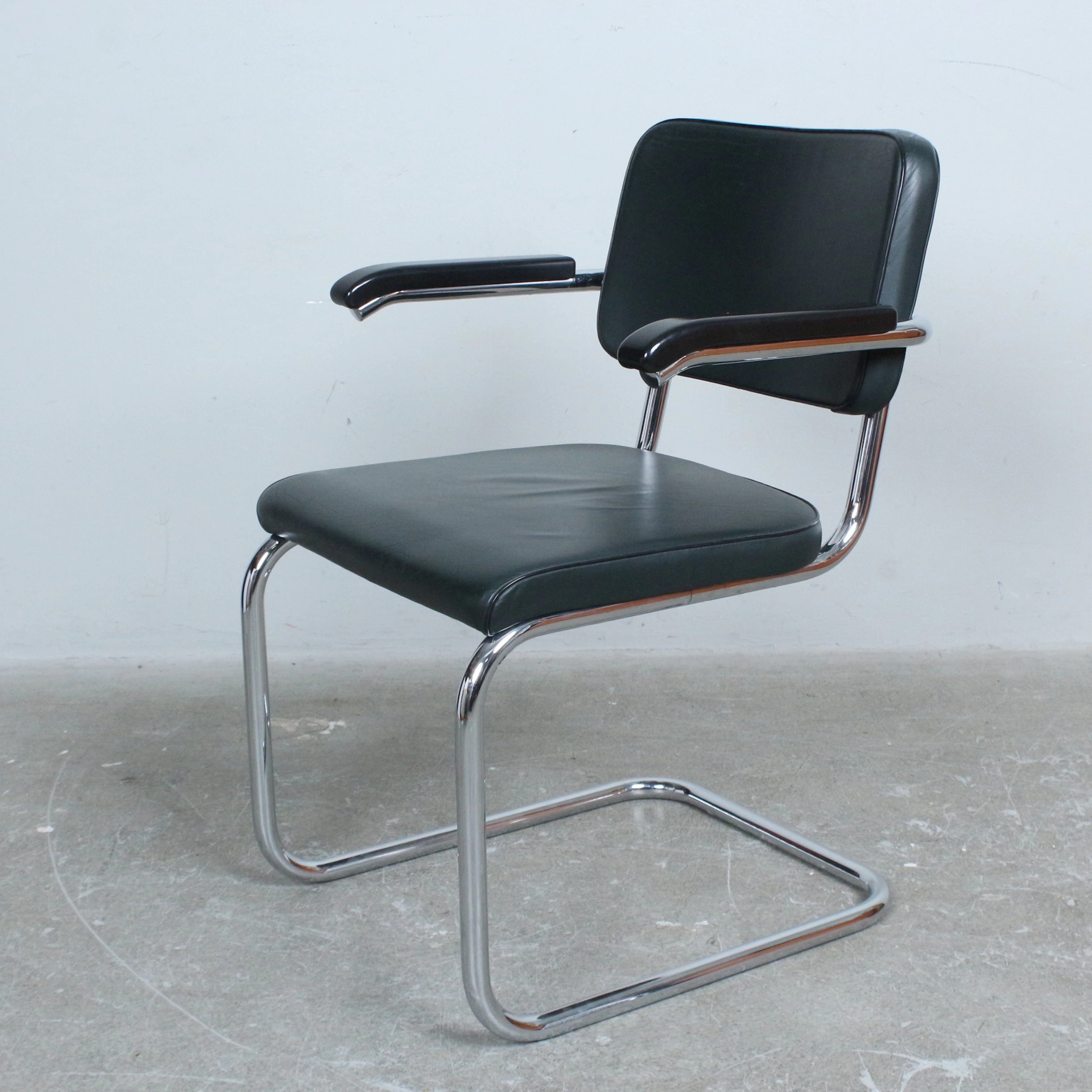 MART STAM. Thonet, Freischwinger, Modell " S64 PV ", Stahlrohr, Leder.