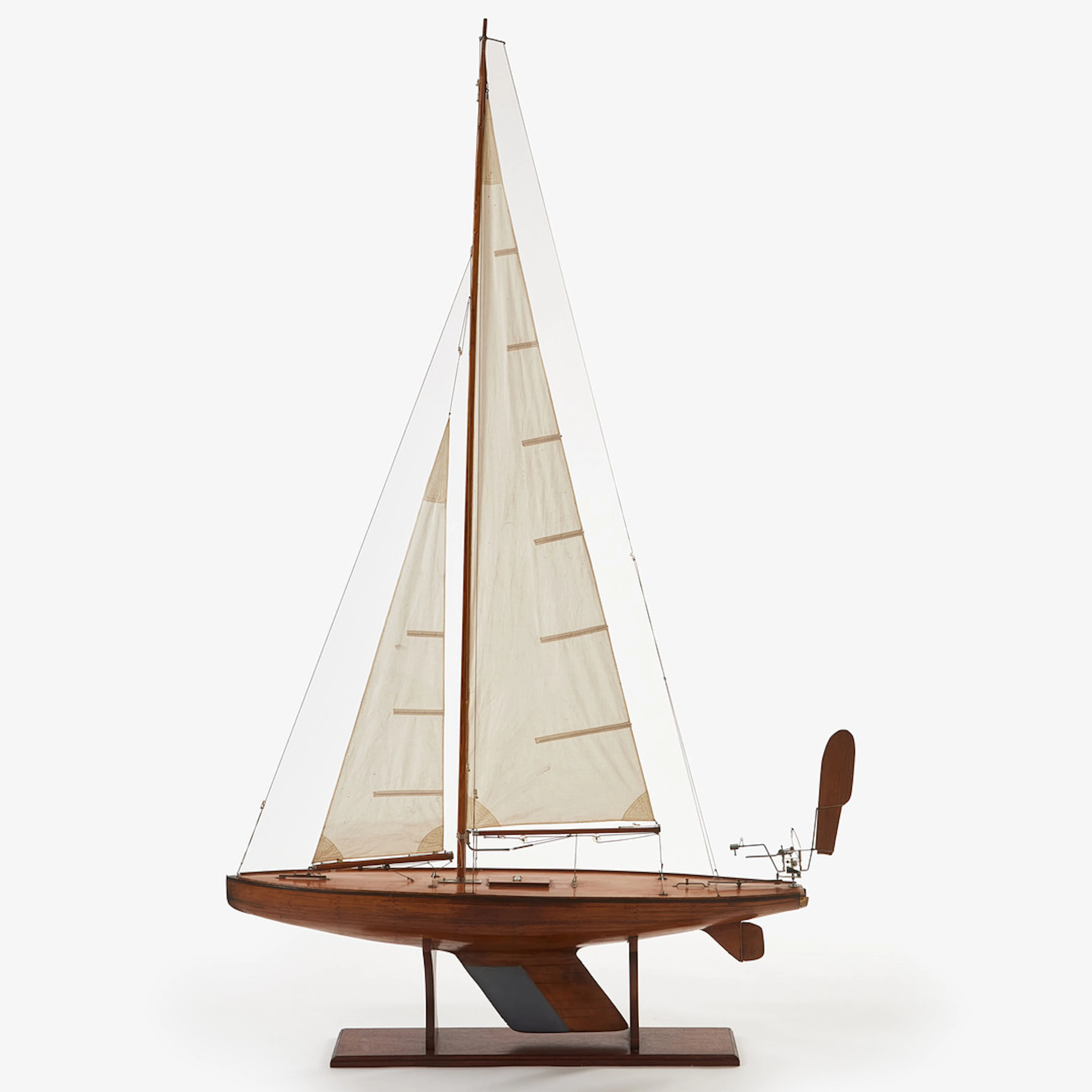 POND YACHT, seglande modell, "Mae", dymlat och kravellbyggt skrov