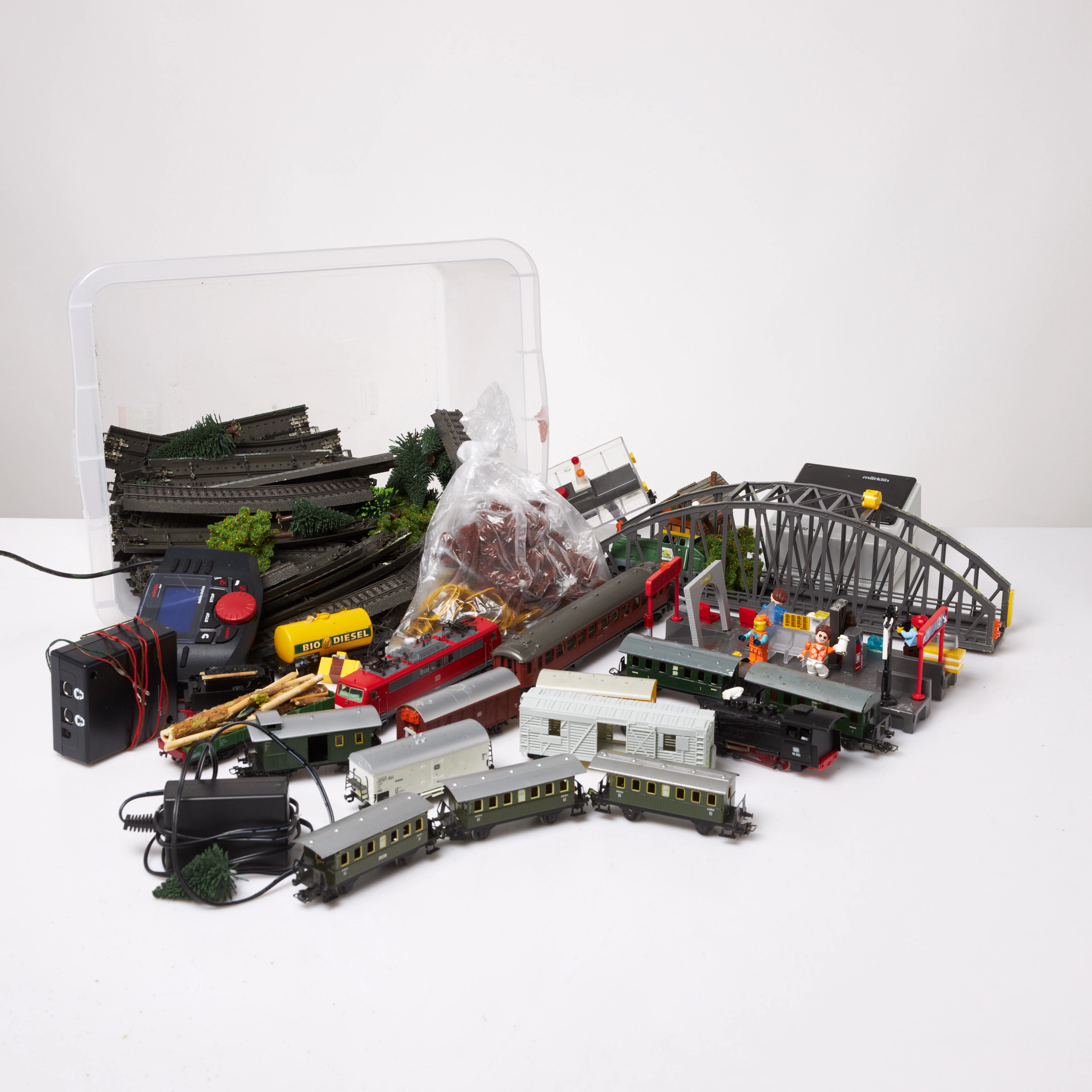 MÄRKLIN, parti omfattande lok, vagnar, rälsdelar, transformatorer, 1900-tal.