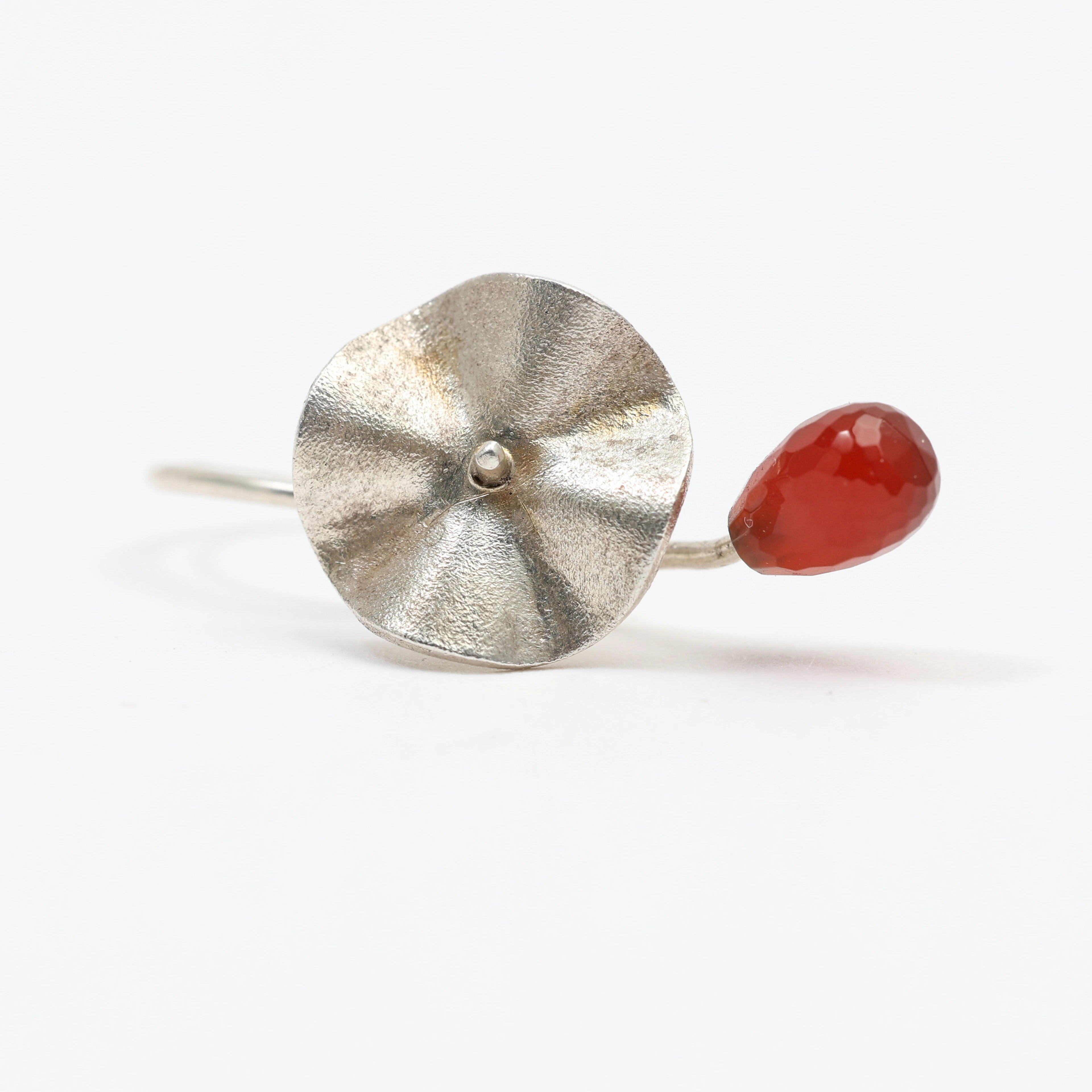 GUNNAR BERG (MÄSTER PÅ VÄSTER). Ring, "Blomma med bär", sterlingsilver