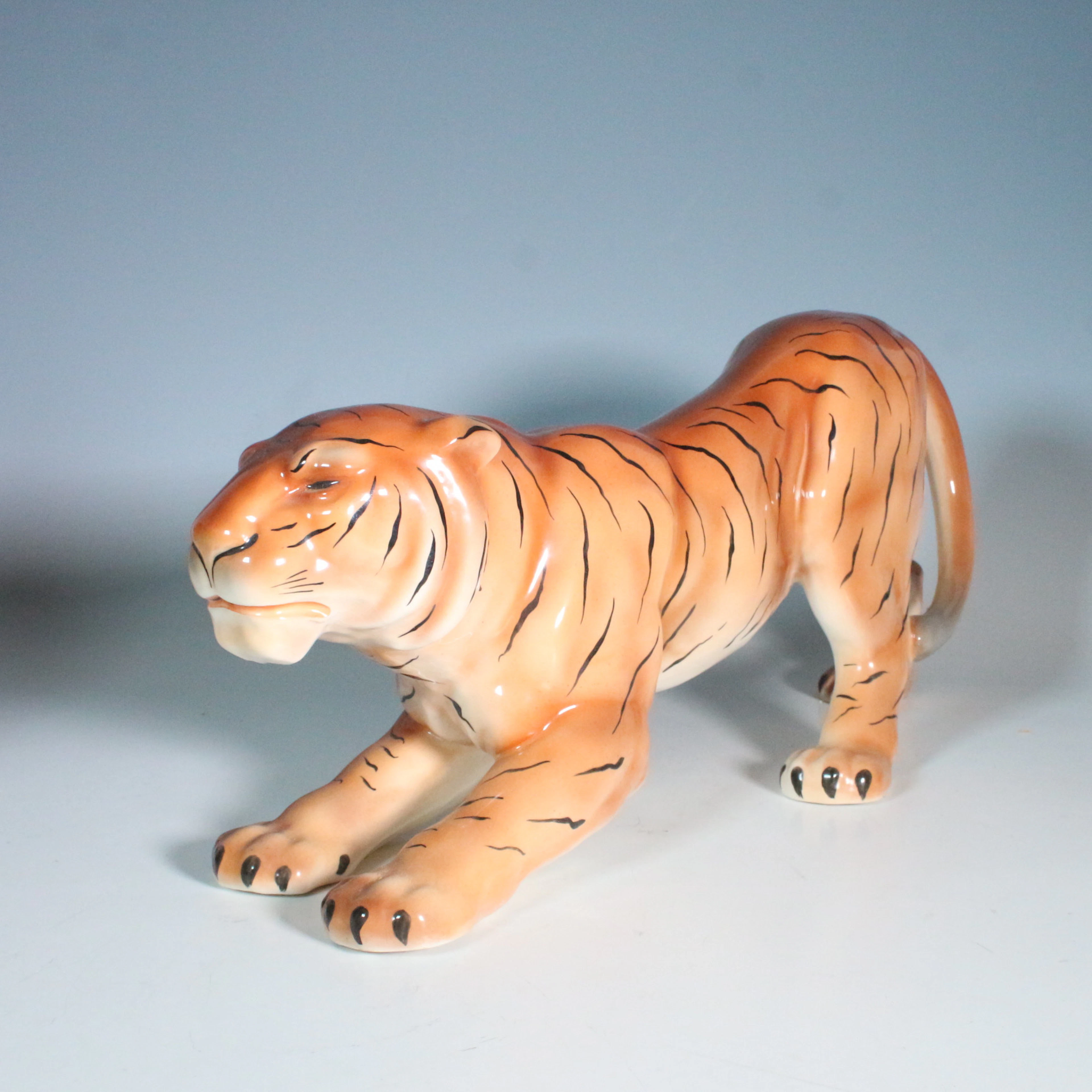 MAX ROESLER. Art Deco Keramikskulptur, '' Tiger ''.