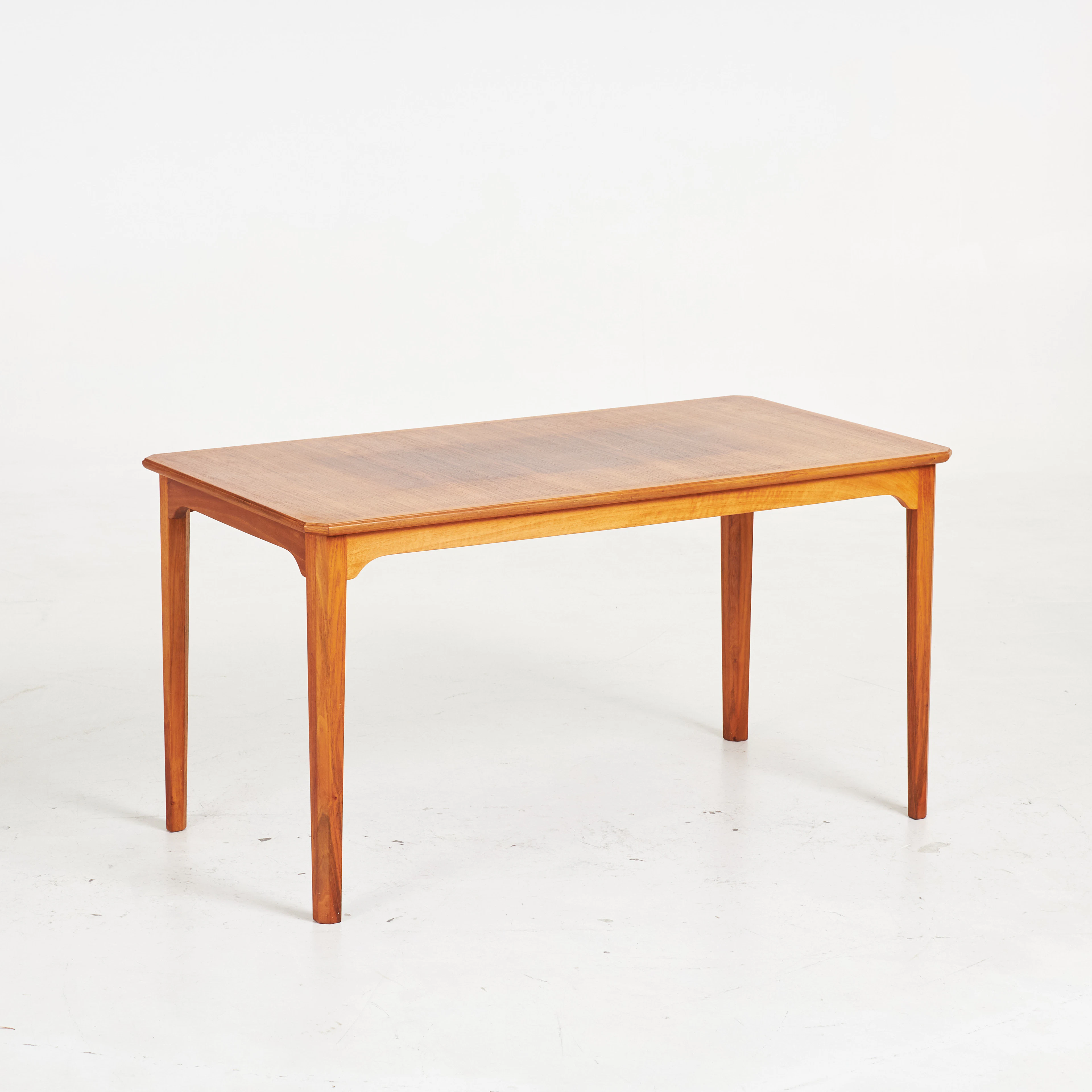 CARL MALMSTEN. Soffbord, mahogny/valnöt, brickmärkt.
