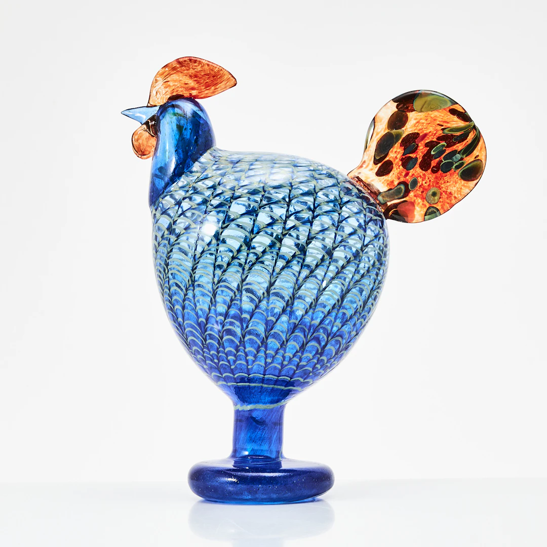 OIVA TOIKKA. skulptur, tupp, "Kaiku", polykromt glas, signerad, Nuutajärvi