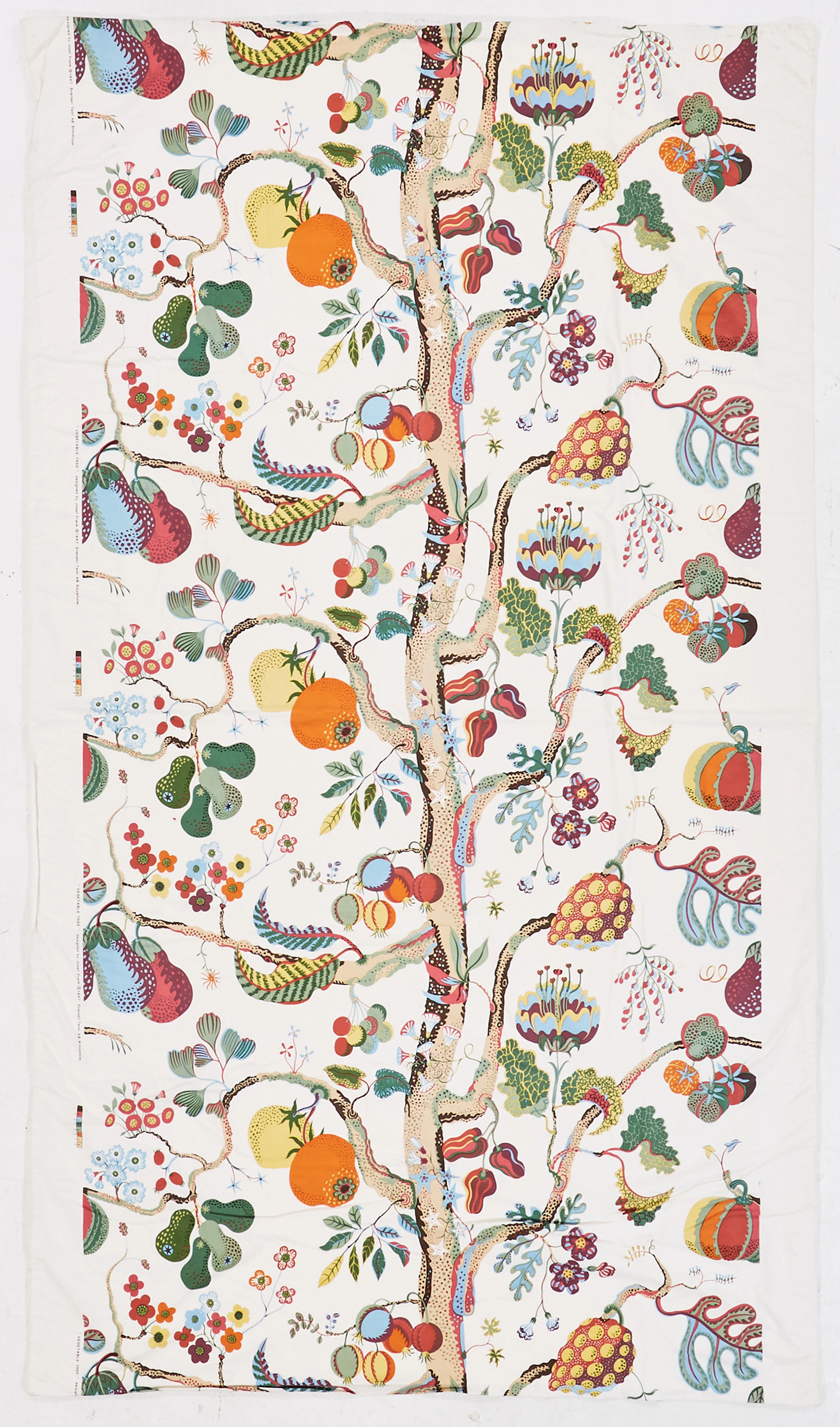 ÖVERKAST, med textilen "Vegetable Tree", Josef Frank, Firma Svenskt