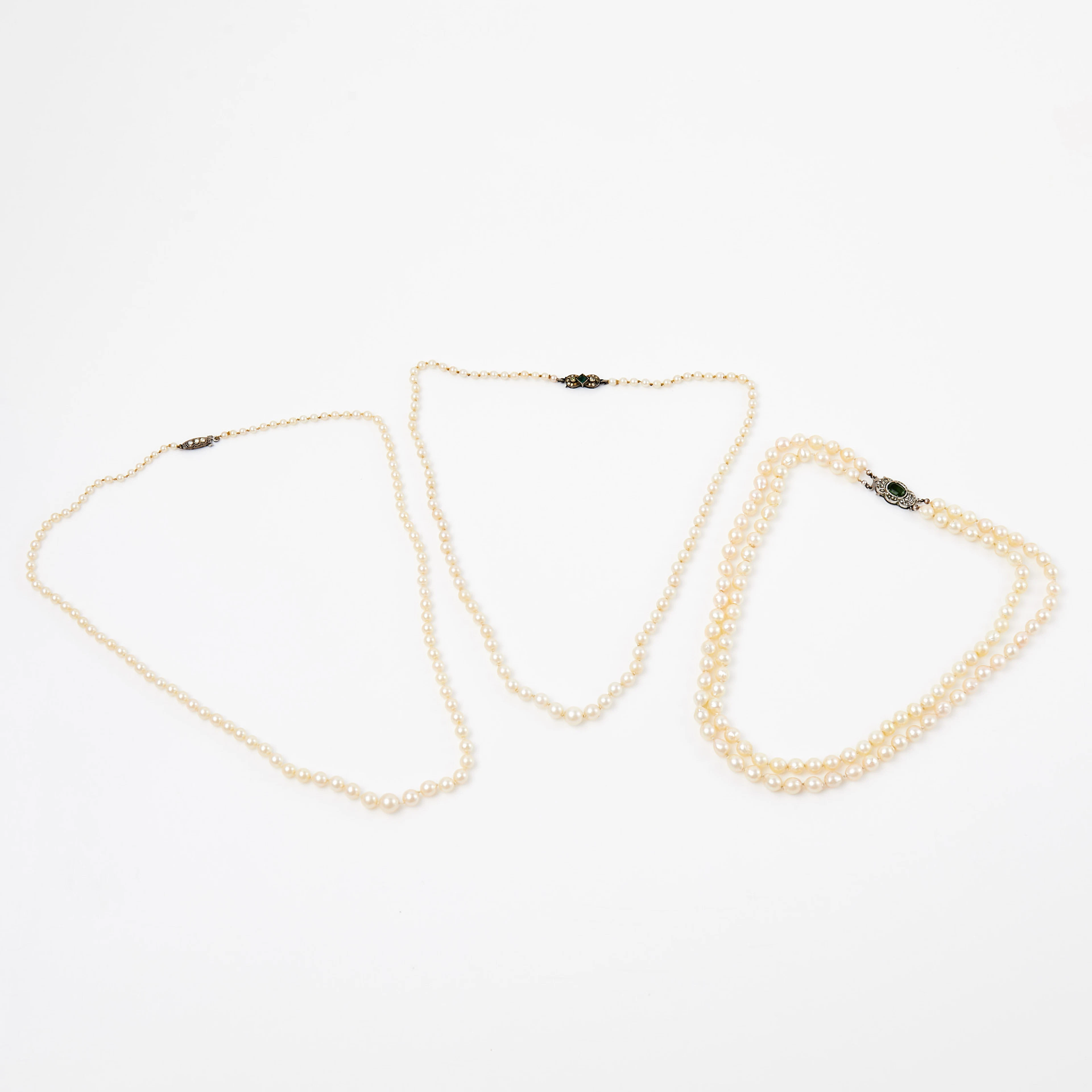 PÄRLCOLLIER, 3 st, odlade vita saltvattenspärlor, lås av silver, dekor
