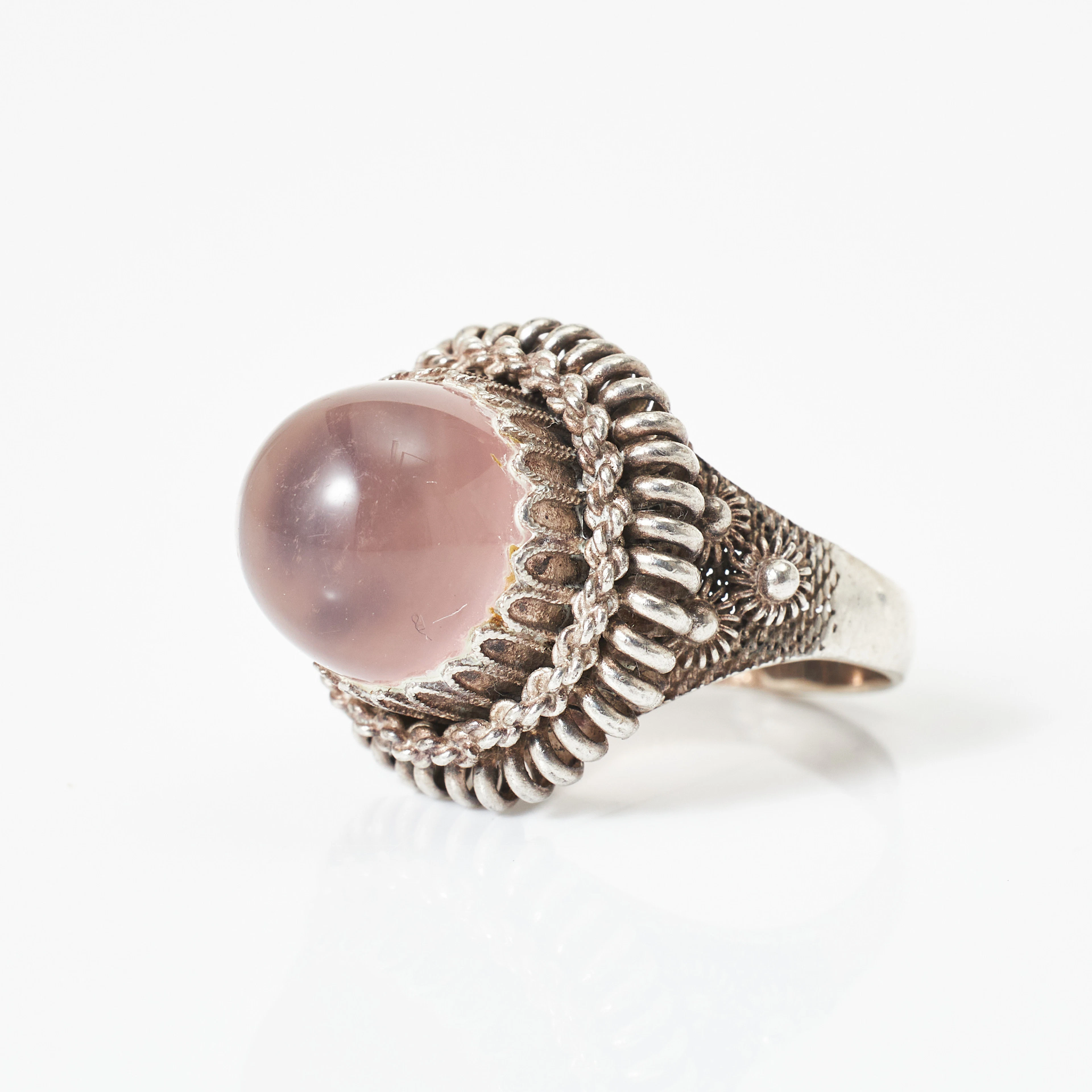 RING, silver, sockertoppsslipad rosenkvarts, O.Aikala & Co, Helsingfors 1962.