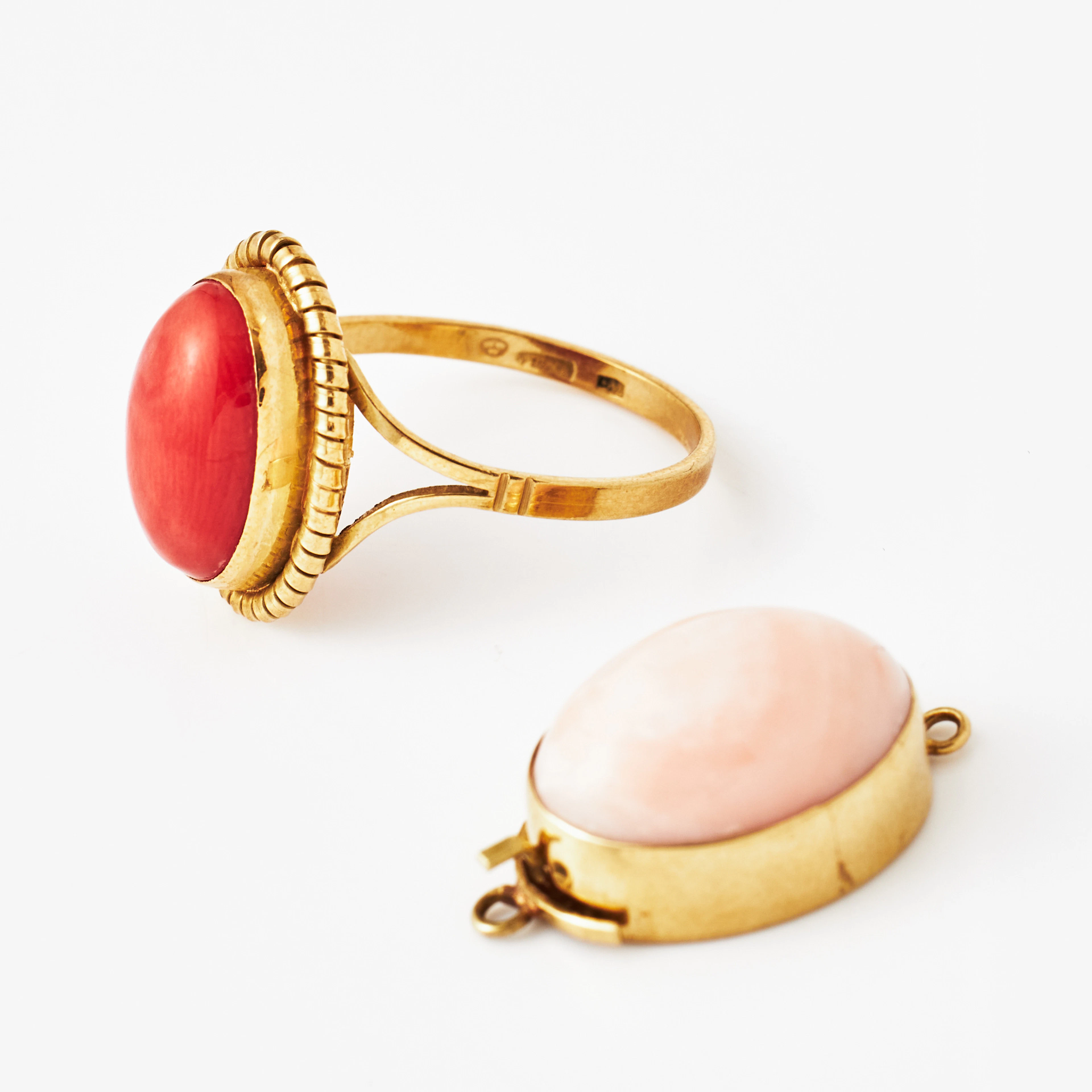 RING, oval cabochonslipad mörk orange korall, COLLIERLÅS, 18 k guld