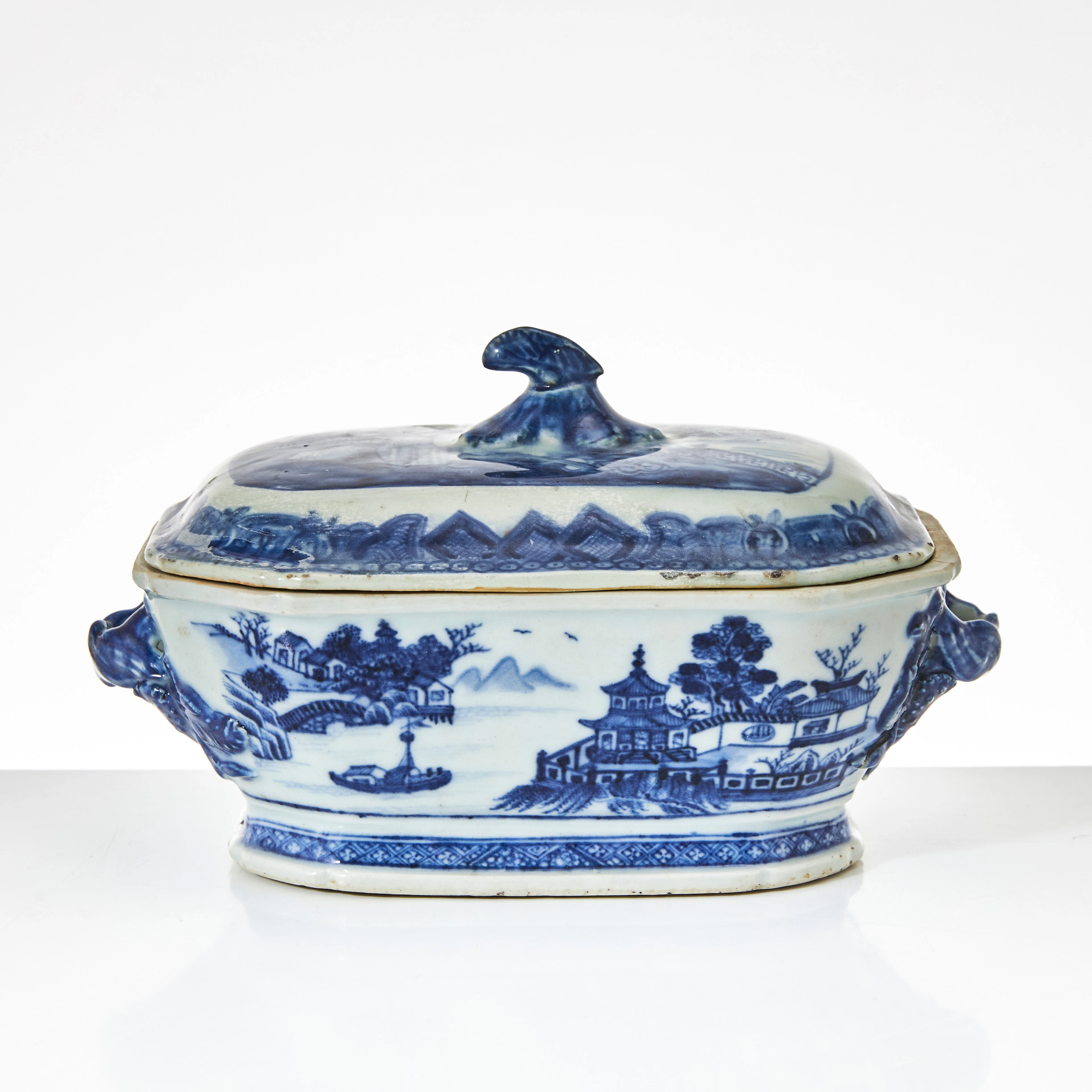 SÅSTERRIN, porslin, Kina, Qianlong (1736-1795), dekor i underglasyrblått