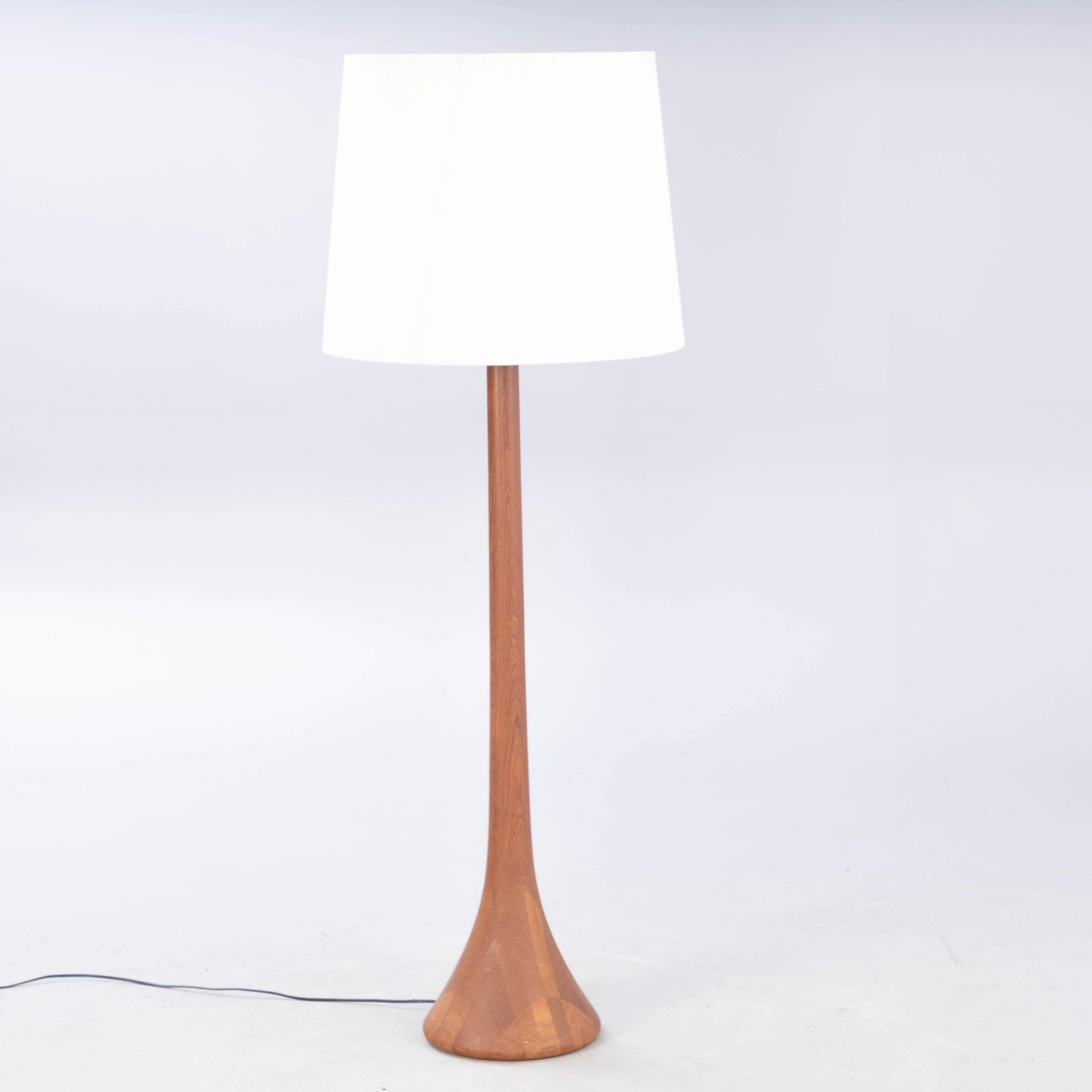 Domus, Stehlampe in Teak, Dänemark, 2. Hälfte 20. Jh.