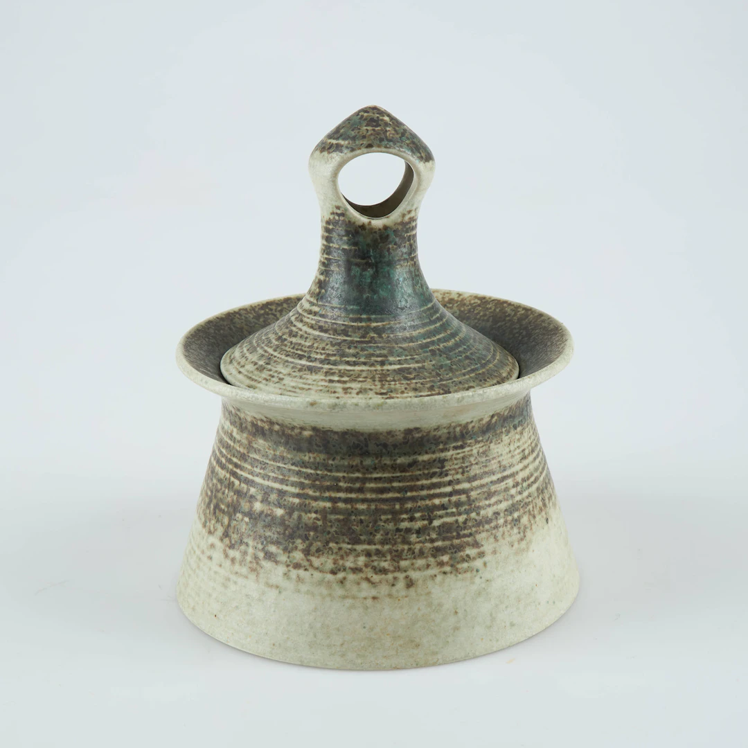 FRANCESCA MASCITTI-LINDH (1931). BURK MED LOCK, signerad Arabia FML, stengods.