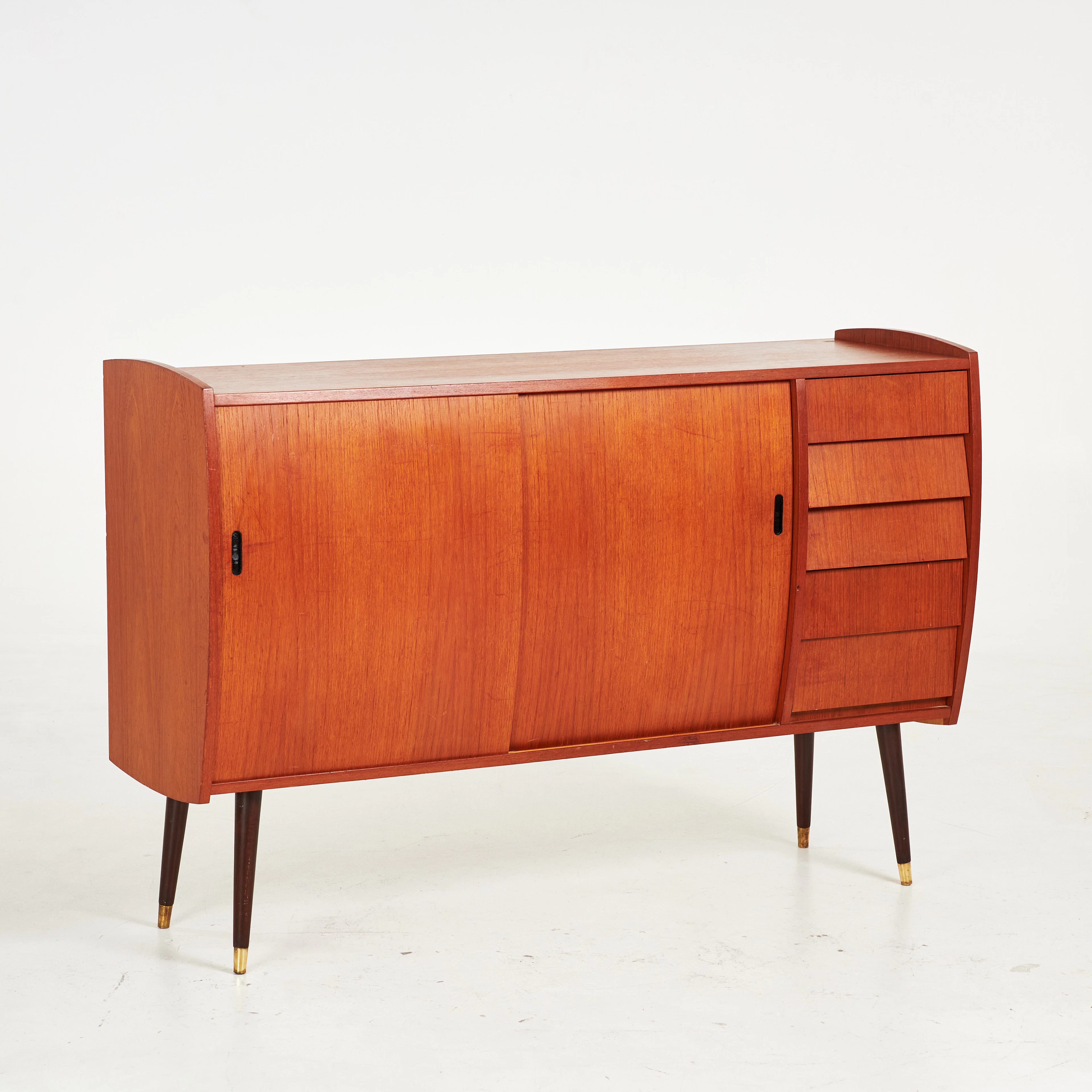 SIDEBOARD. "Roulette", IKEA, teakfanér, vinklade lådfronter, skjutdörrar