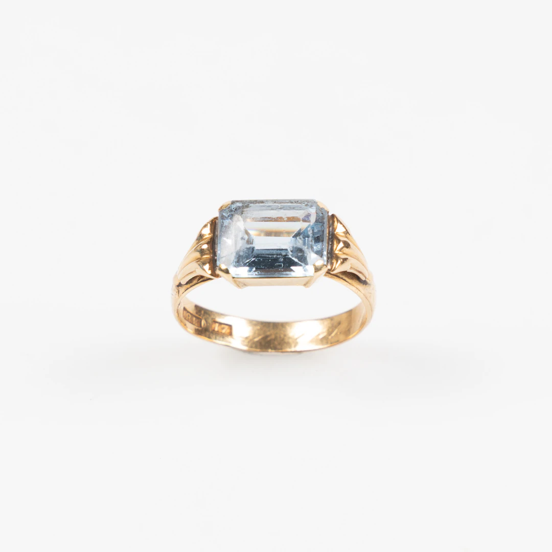 RING, 18K guld, syntetisk spinell.