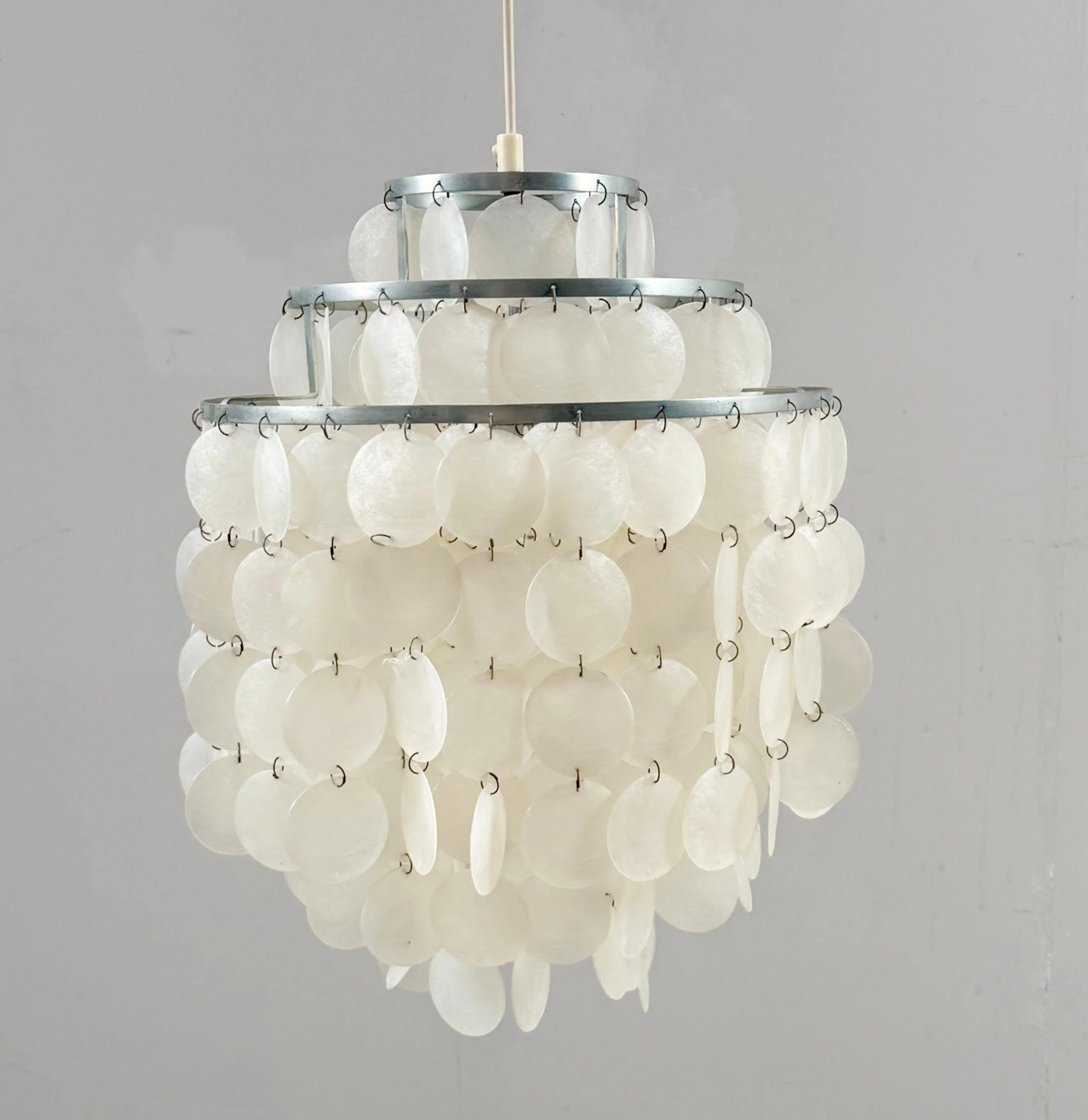 VERNER PANTON. Pendelleuchte/Deckenlampe, Muschel, Modell:'Fun', 1960er Jahre.