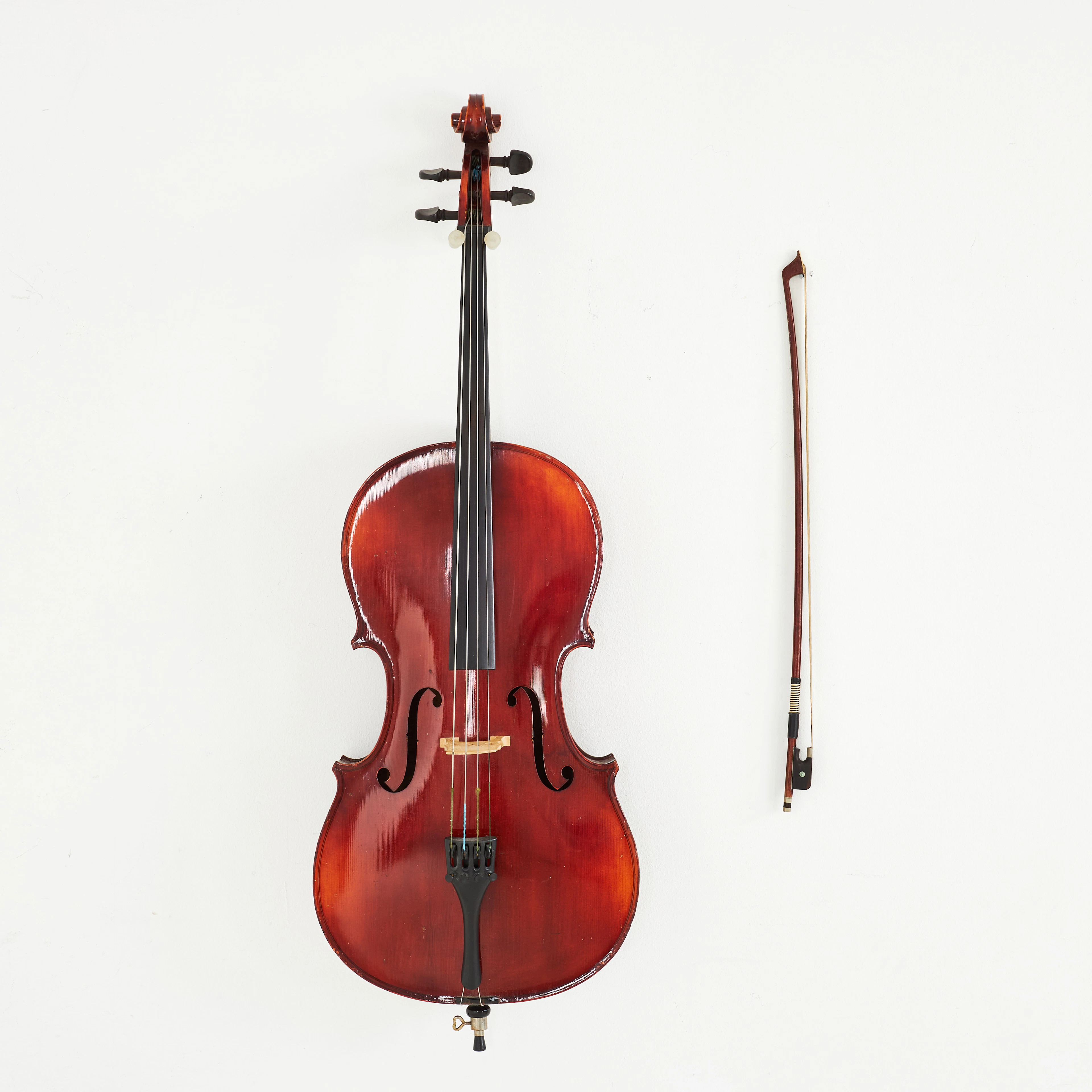 CELLO. 1/2, lock i gran, sidor tvådelat bakstycke lönn.