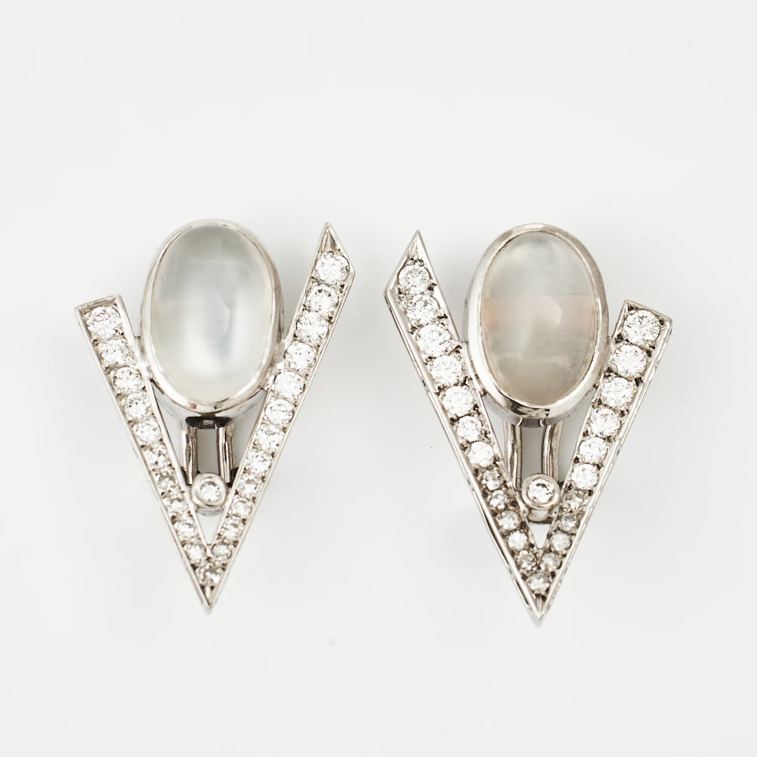 ÖRHÄNGEN/CLIPS, 1 par, 18 k vitguld, cabochonslipade månstenar, dekor