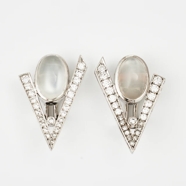 ÖRHÄNGEN/CLIPS, 1 par, 18 k vitguld, cabochonslipade månstenar, dekor