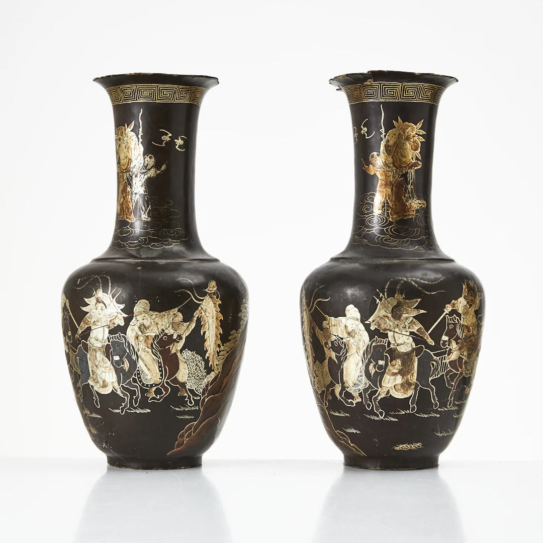 VASER, ett par, Japan, papier maché, dekor av figurscener, 1900-tal.