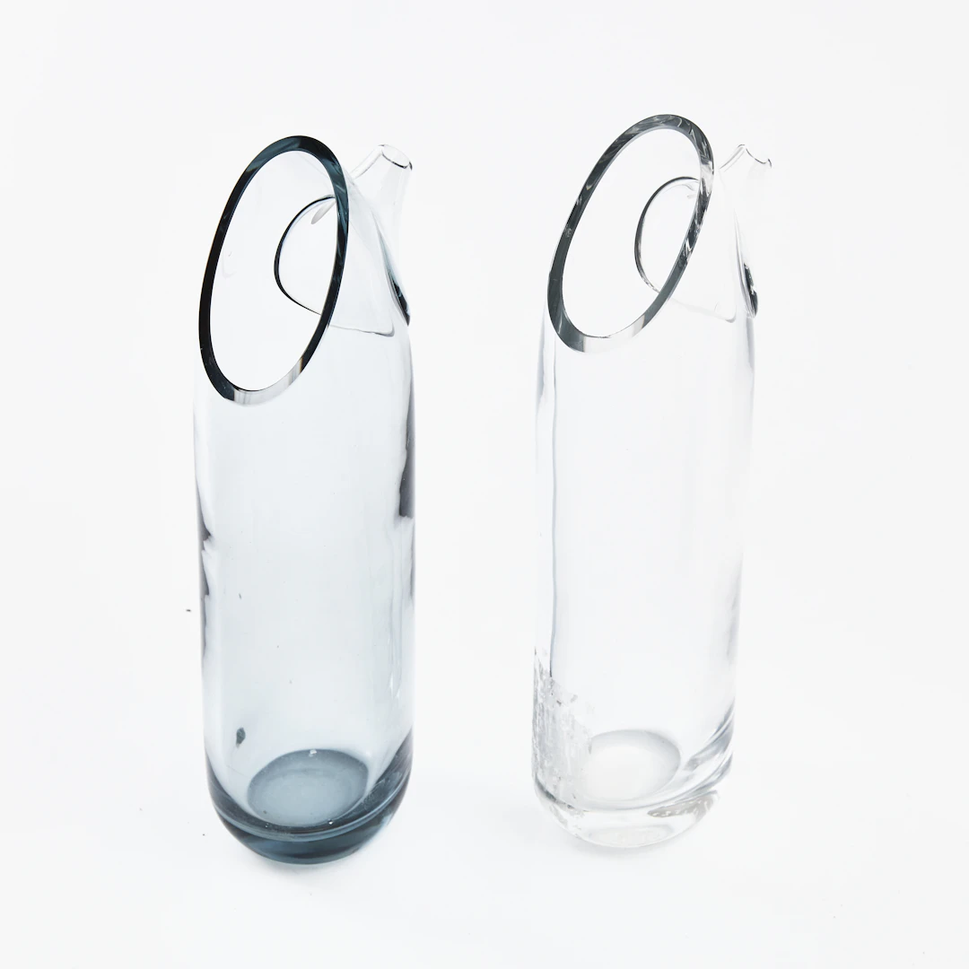VICKE LINDSTRAND. karaffer, 2 st, glas, Kosta, signerade, 1950-tal.
