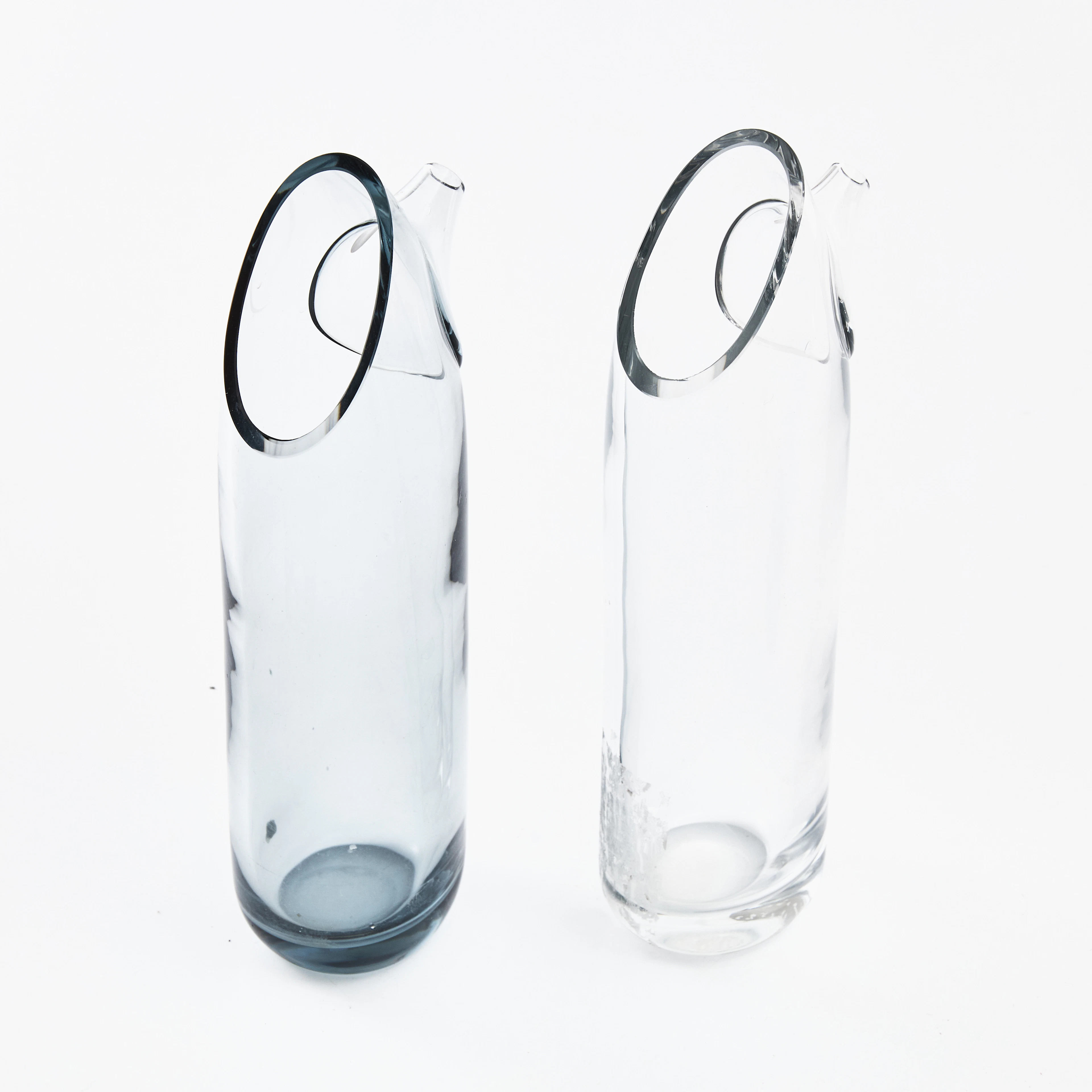 VICKE LINDSTRAND. karaffer, 2 st, glas, Kosta, signerade, 1950-tal.
