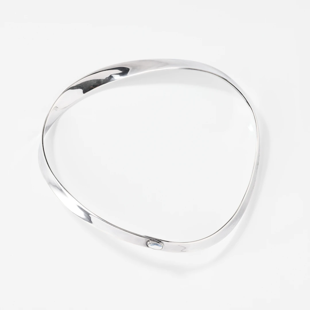 VIVIANNA TORUN BÜLOW-HÜBE. Halsring, sterlingsilver och månsten, no