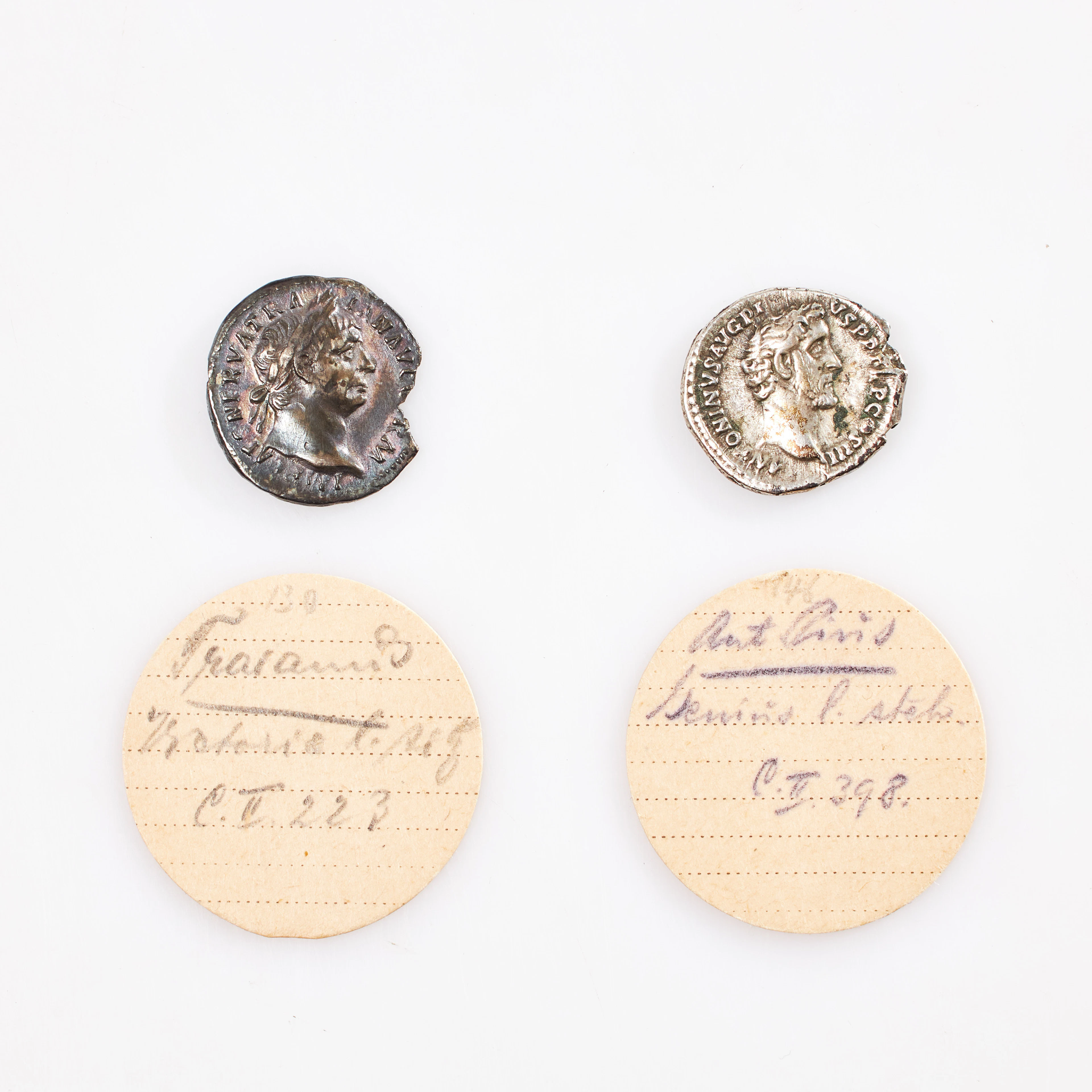 SILVERMYNT, 2 st, romerska Antoninus Pius, kejsare 138-161 samt Trajanus