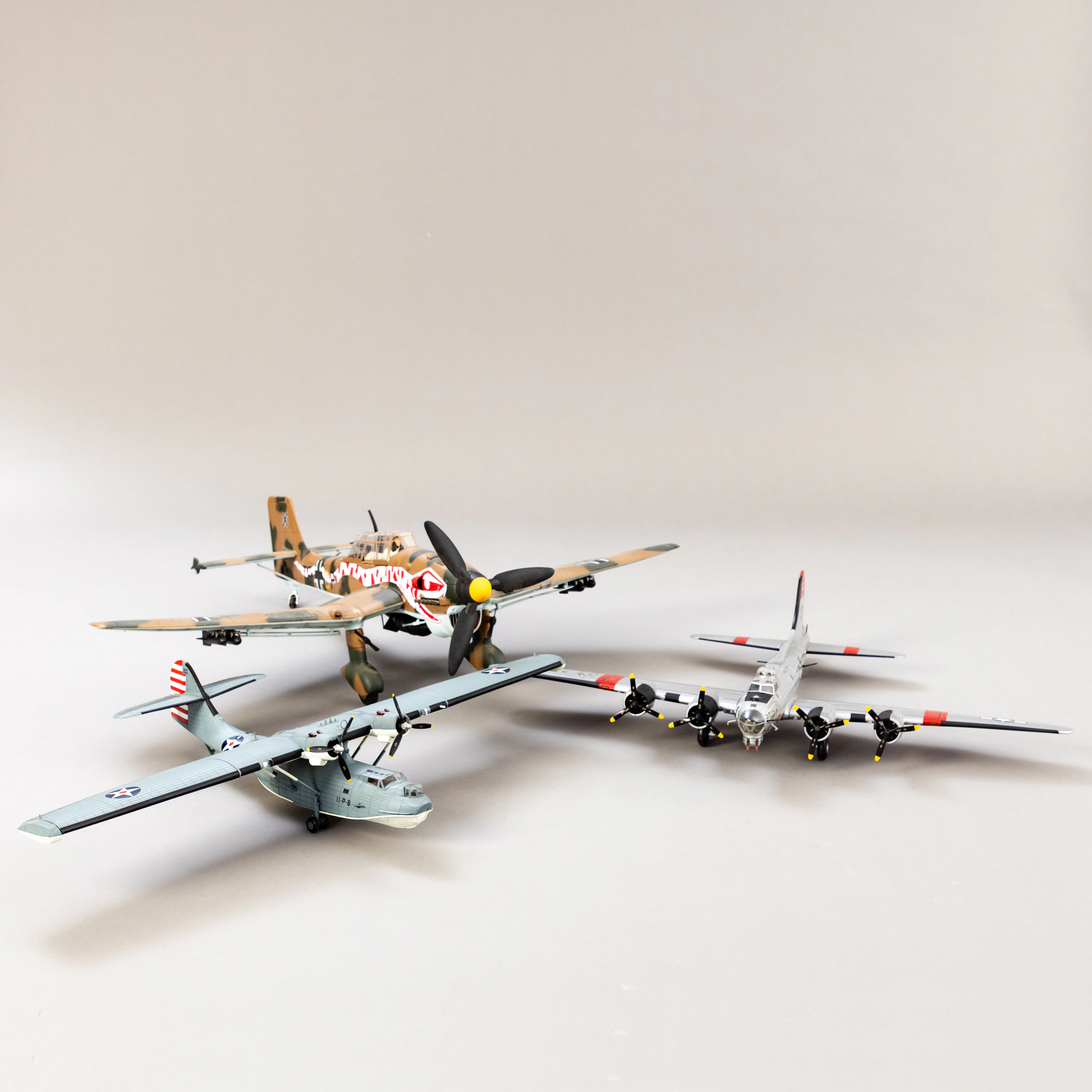 Drei große Flugzeugmodelle u.a. 21. Century Toys (3).