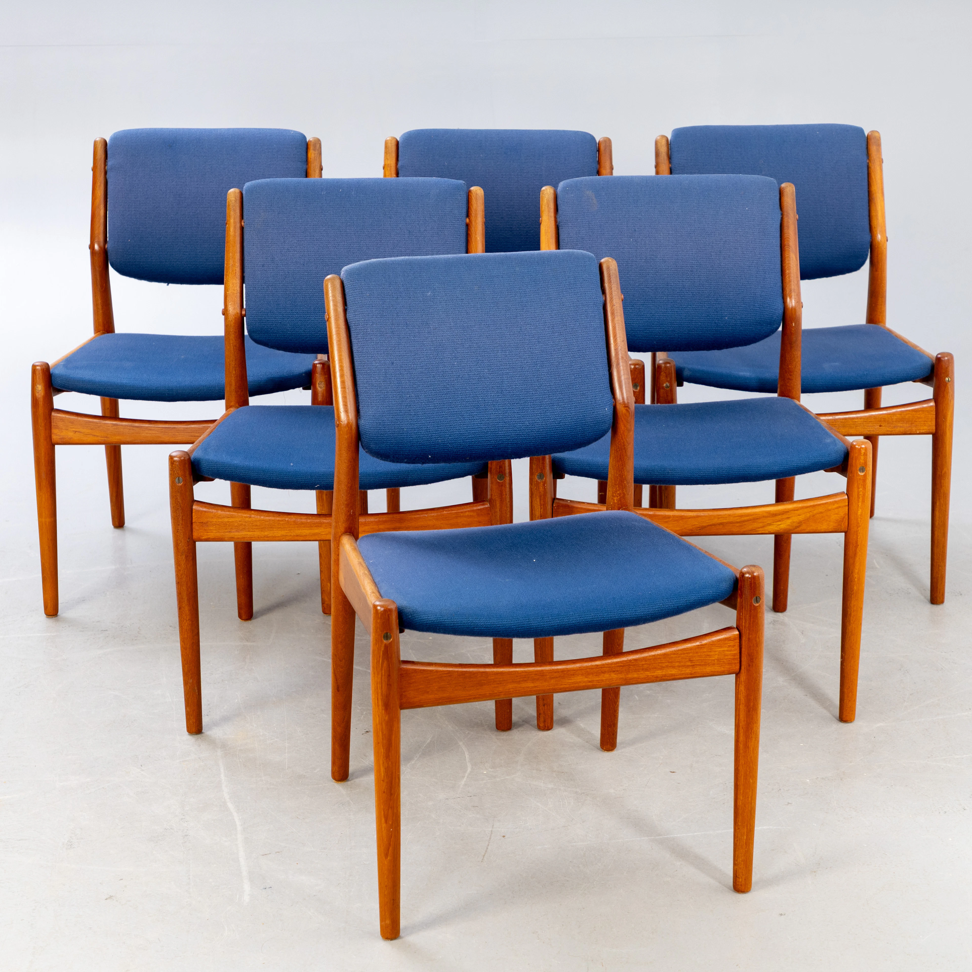 ARNE VODDER. Sibast, sechs Stühle Modell 51 in Teak, blauer Stoff