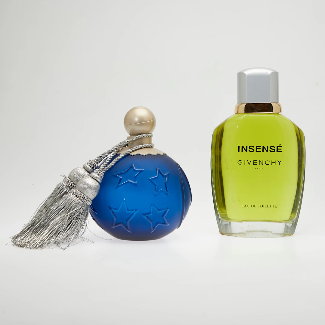 GIVENCHY & KARL LAGERFELD. Paar Großfacticen / Flacons, Glas, Kunststoff