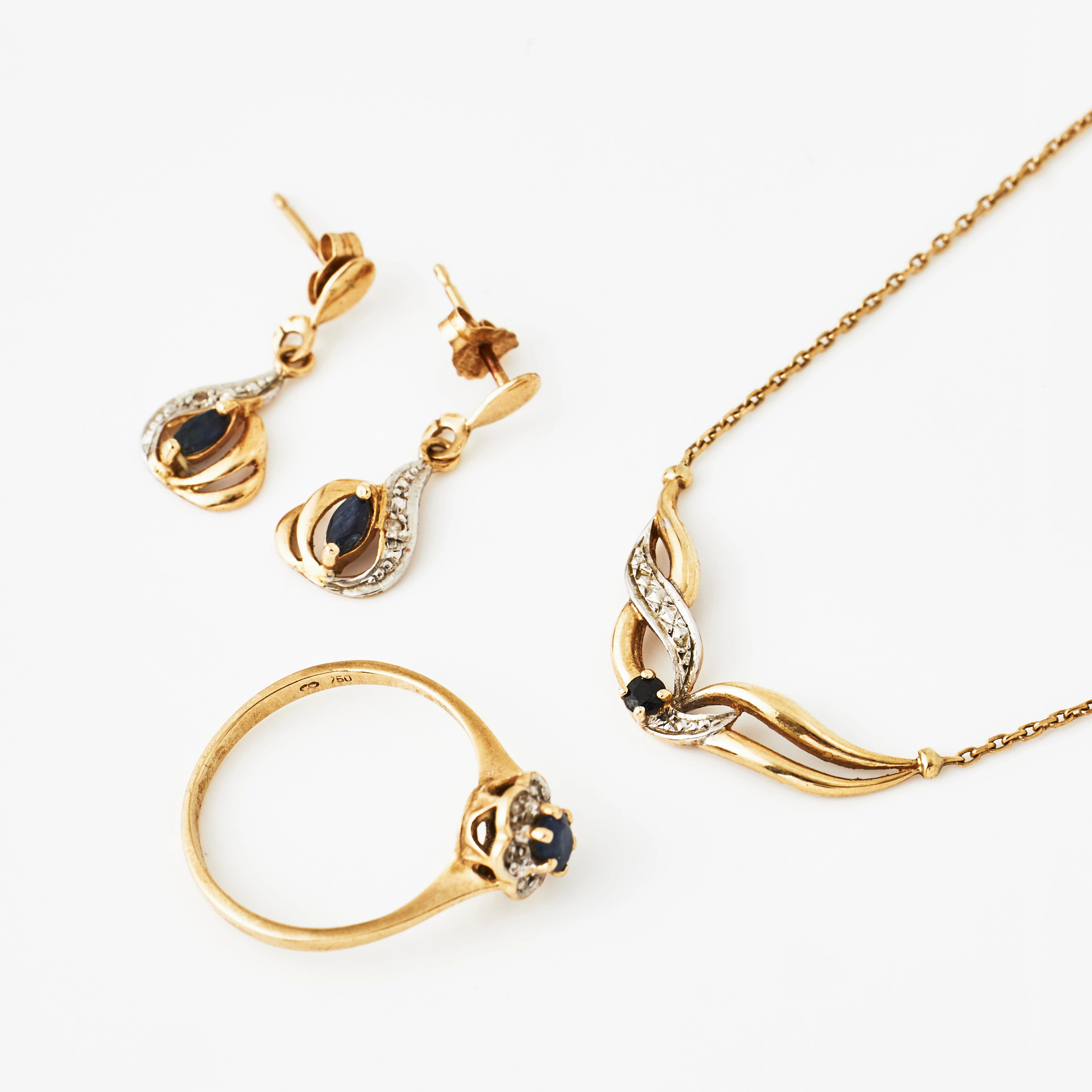 HALSBAND, RING, ÖRHÄNGEN, 1 par, 18 k guld, dekor med 4 safirer varav