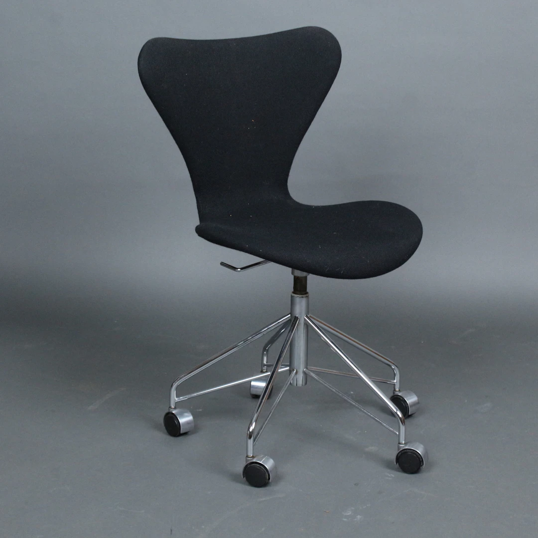 ARNE JACOBSEN. Fritz Hansen. Bürostuhl aus der 'Serie 7', Modell '3117'