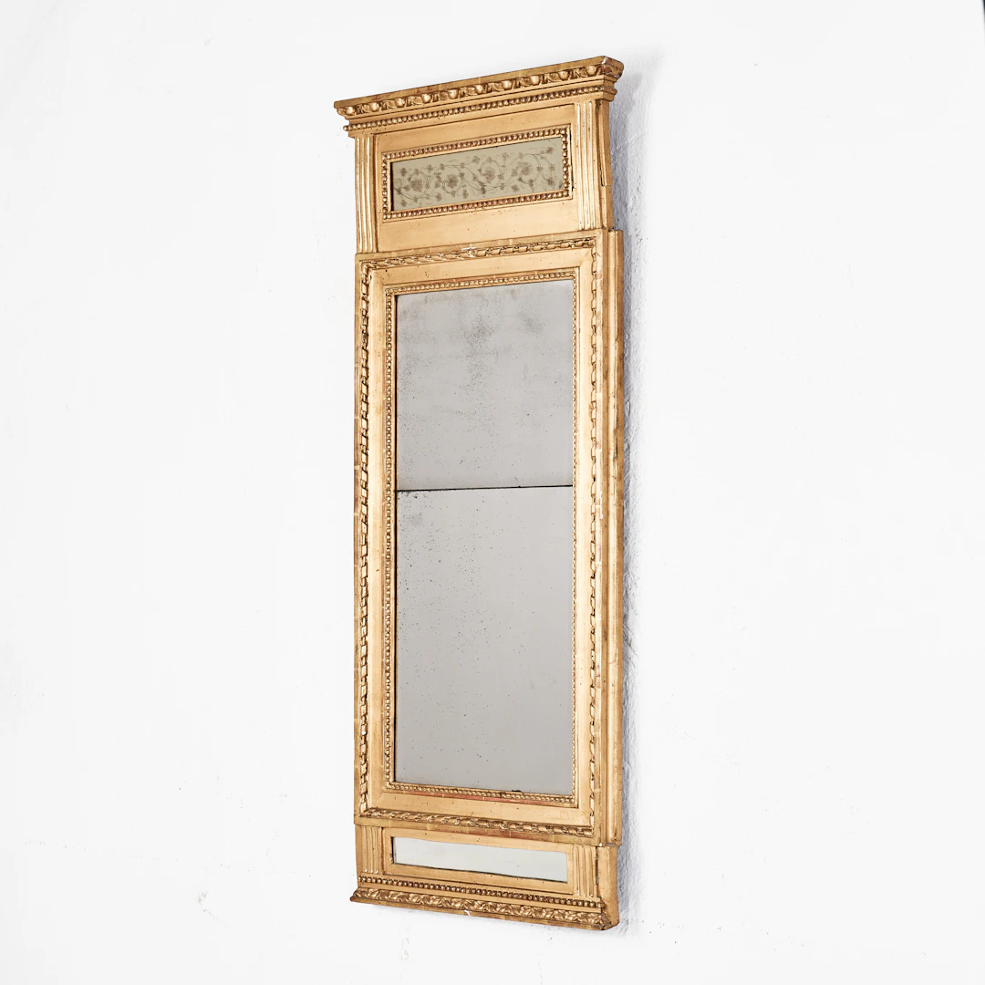 SPEGEL, 1800-talets början, sengustaviansk, skuren dekor, förgylld.