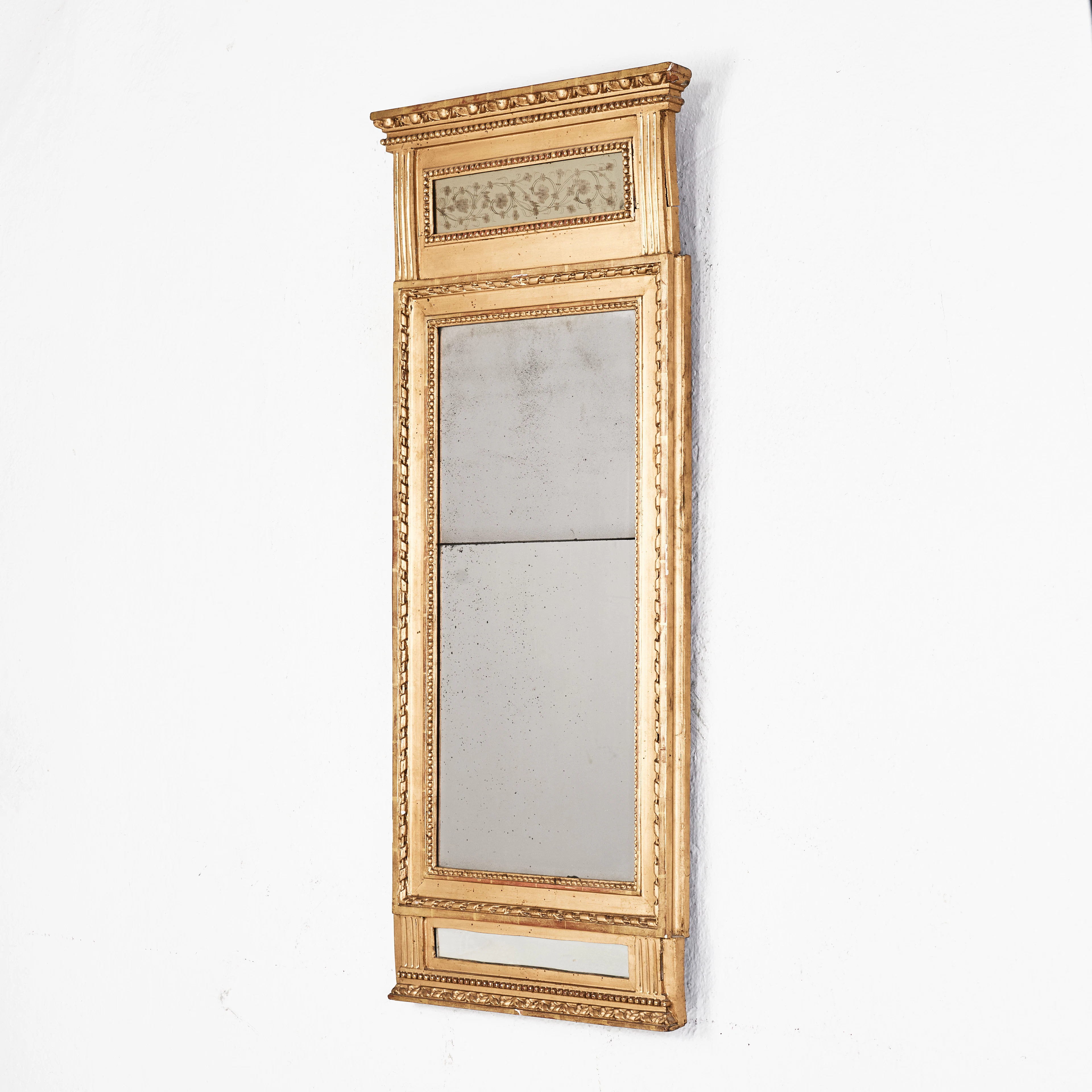 SPEGEL, 1800-talets början, sengustaviansk, skuren dekor, förgylld.