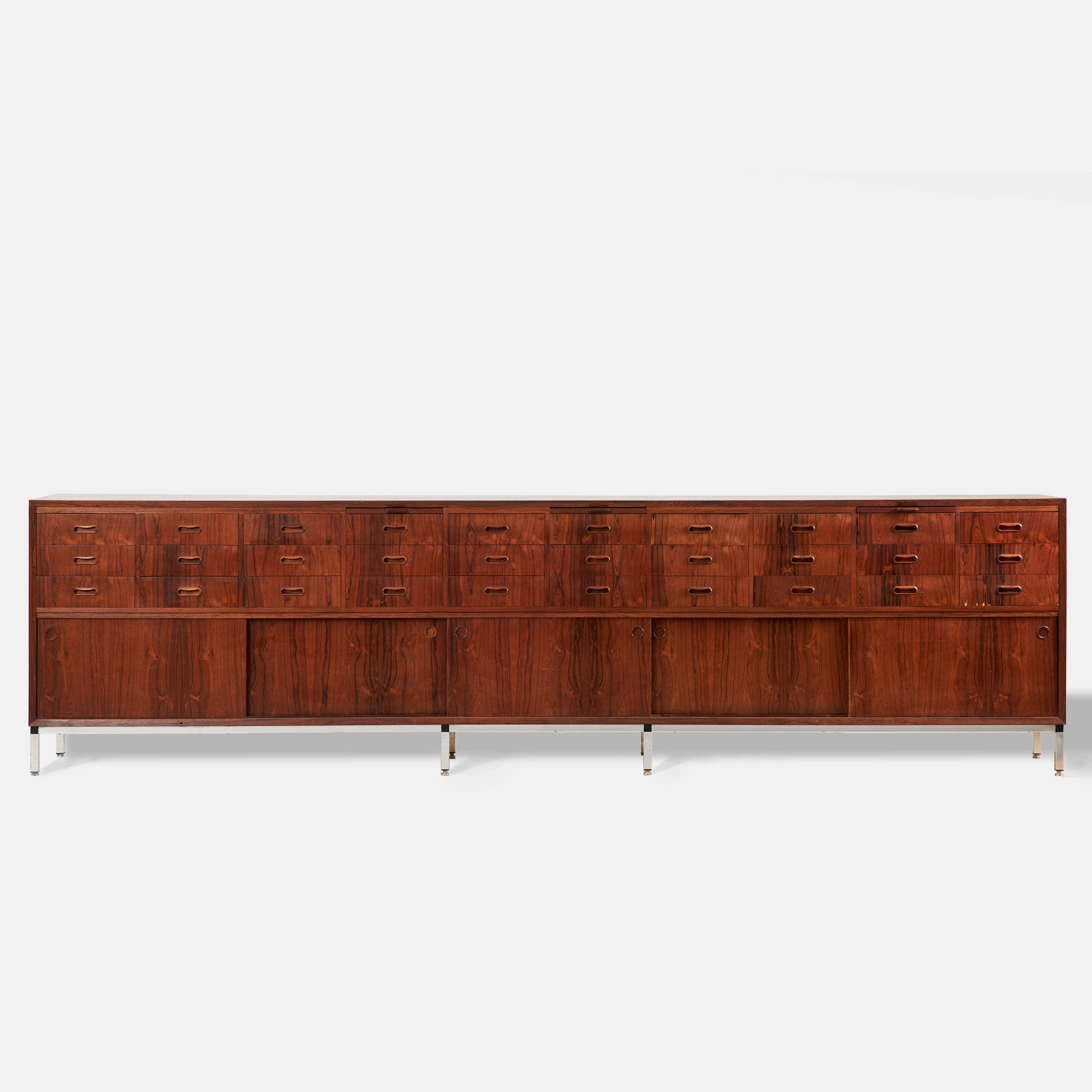 SIDEBOARD. 1960-tal, fanérad med jakaranda, benställning i stål.