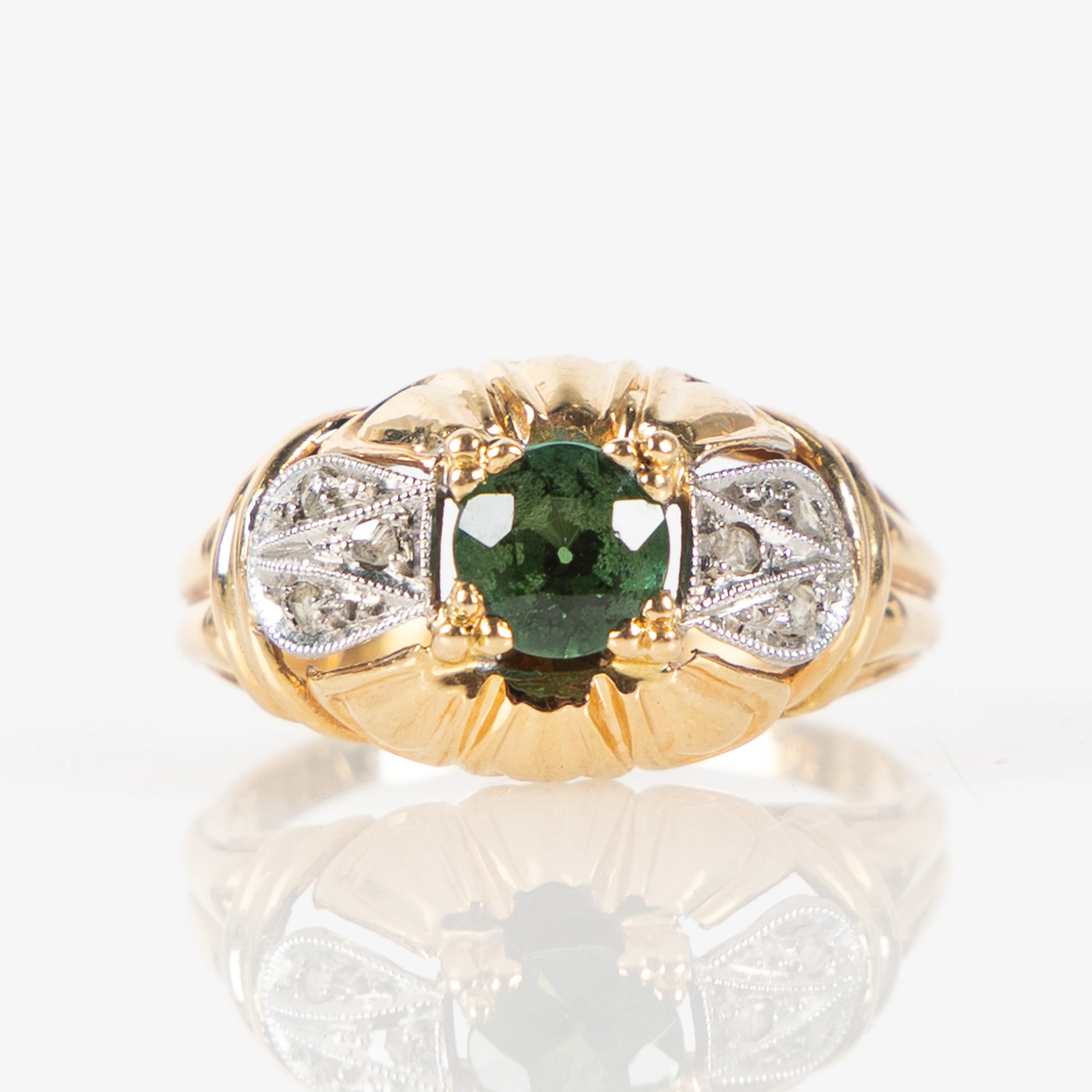 RING, 18K guld med fasettslipad grön turmalin samt rosenslipade diamanter